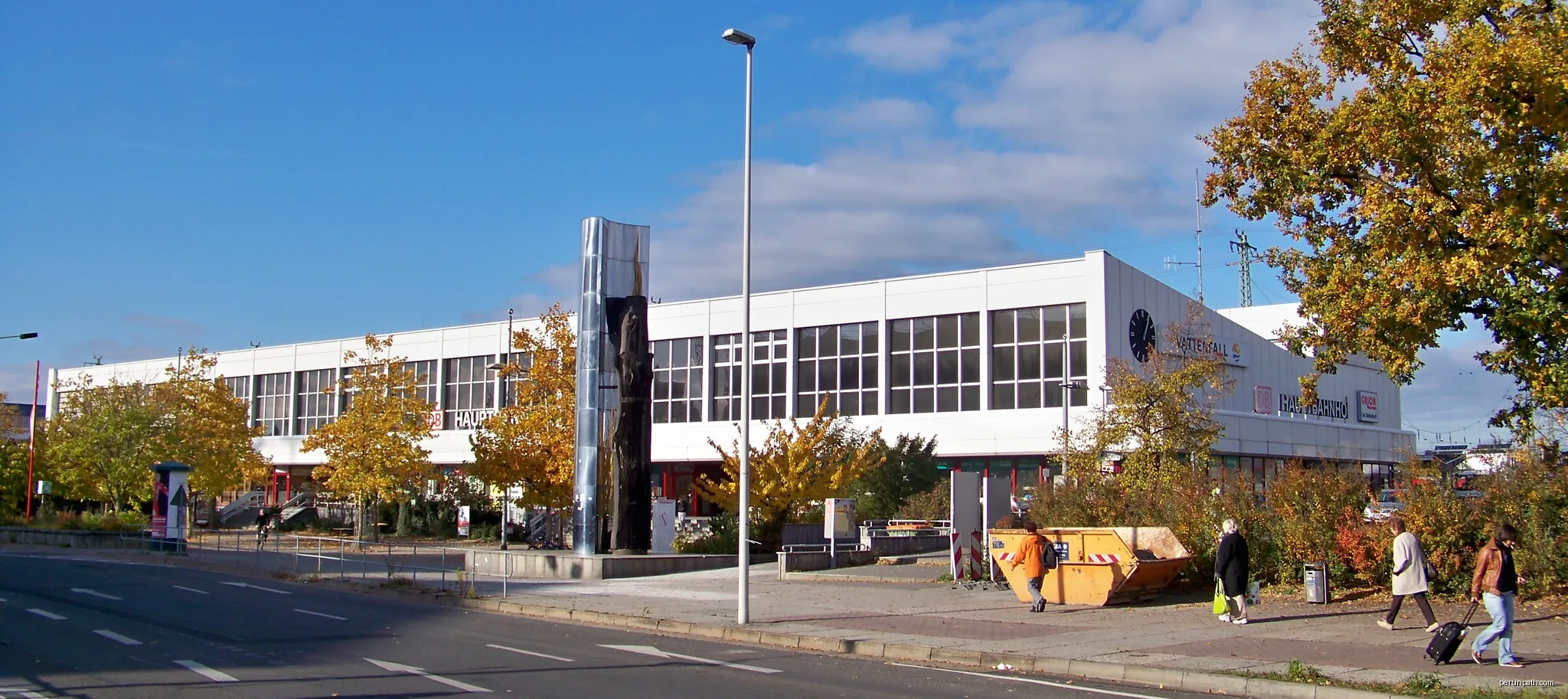 Empfangsgebäude des Cottbuser Hauptbahnhofes | Autor: Joeb07 | Licencja: CC BY 3.0 | Źródło: Wikimedia Commons