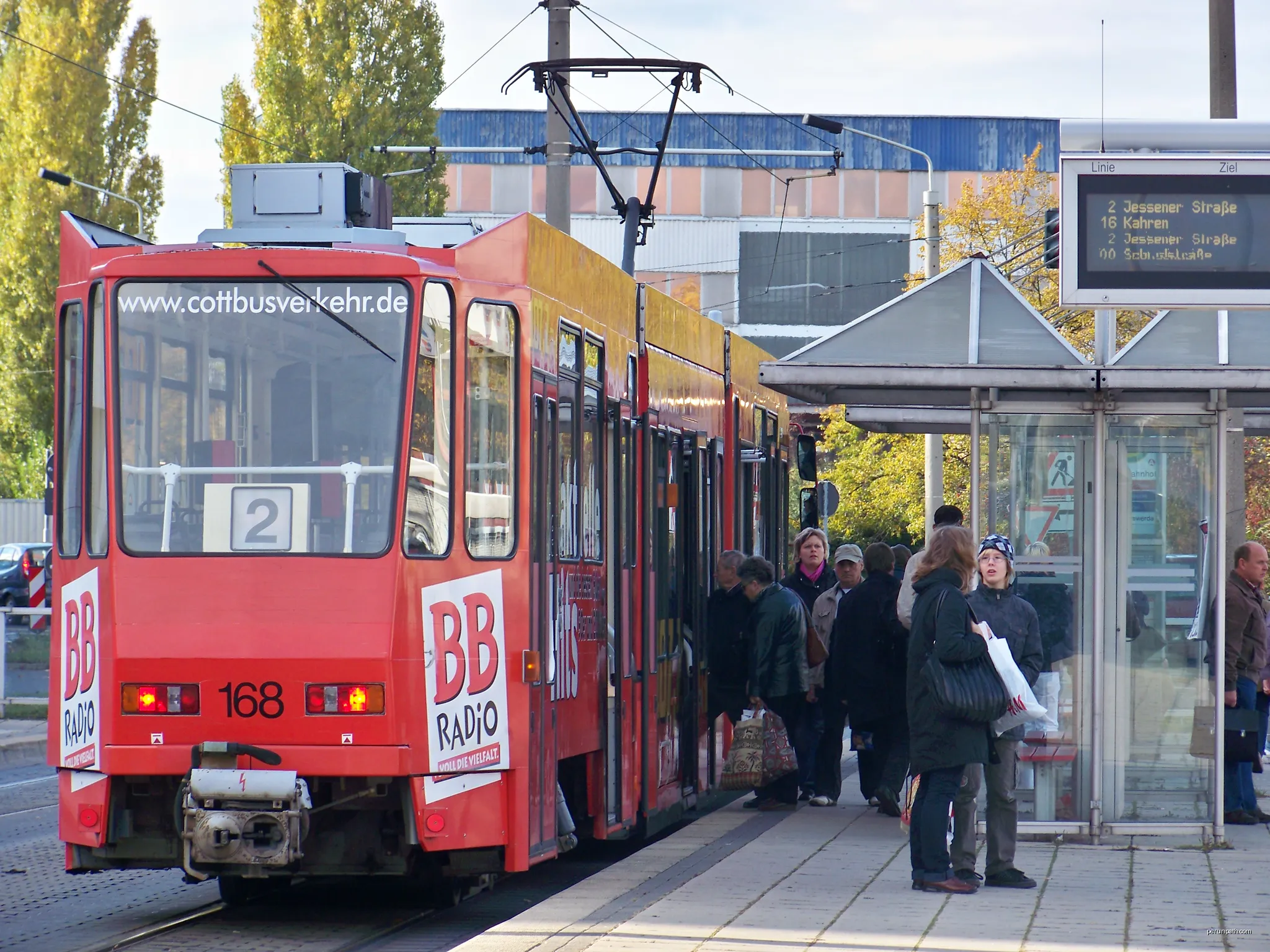 Straßenbahn der Linie 2 Richtung Jessener Straße an der Haltestelle Hauptbahnhof in Cottbus. | Autor: Joeb07 | Licencja: CC BY 3.0 | Źródło: Wikimedia Commons