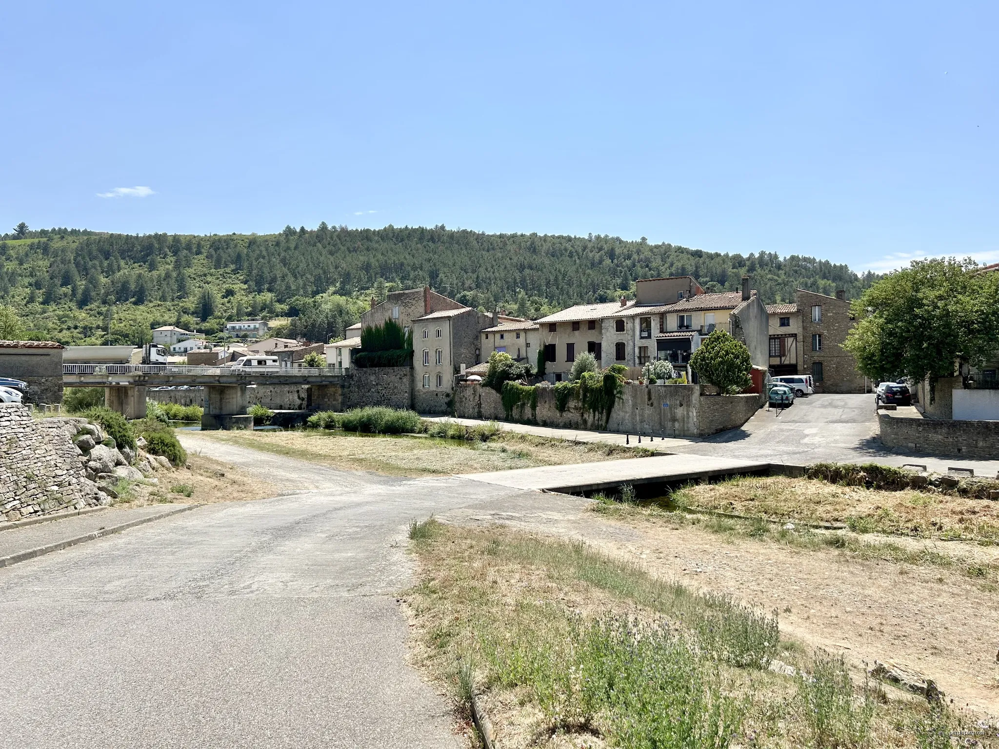 Couiza - vue générale au bord de la Sals | Autor: Yzergues | Licencja: CC BY-SA 4.0 | Źródło: Wikimedia Commons