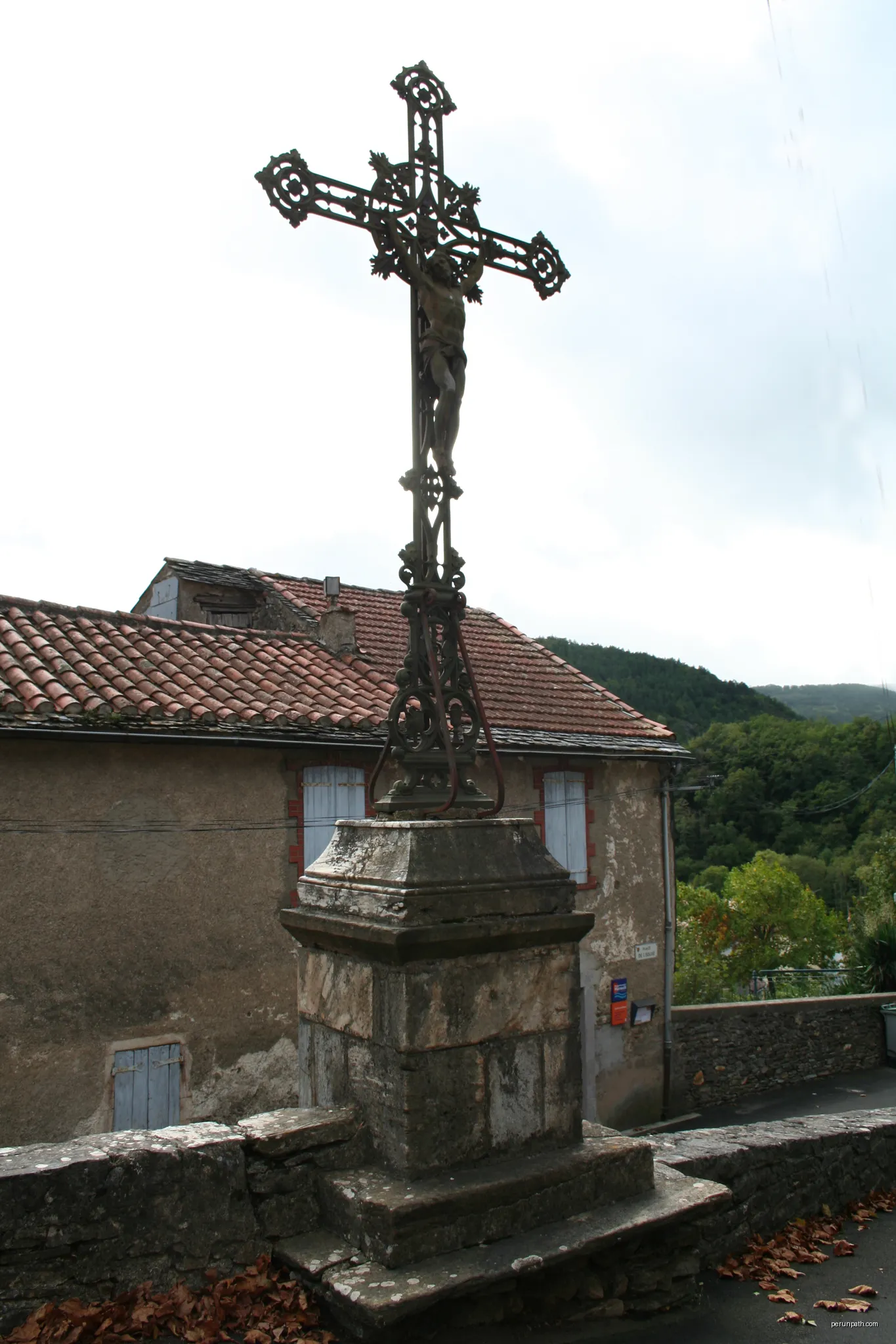 Courniou (Hérault) - croix, près de l'église. | Autor: Fagairolles 34 | Licencja: CC BY-SA 4.0 | Źródło: Wikimedia Commons