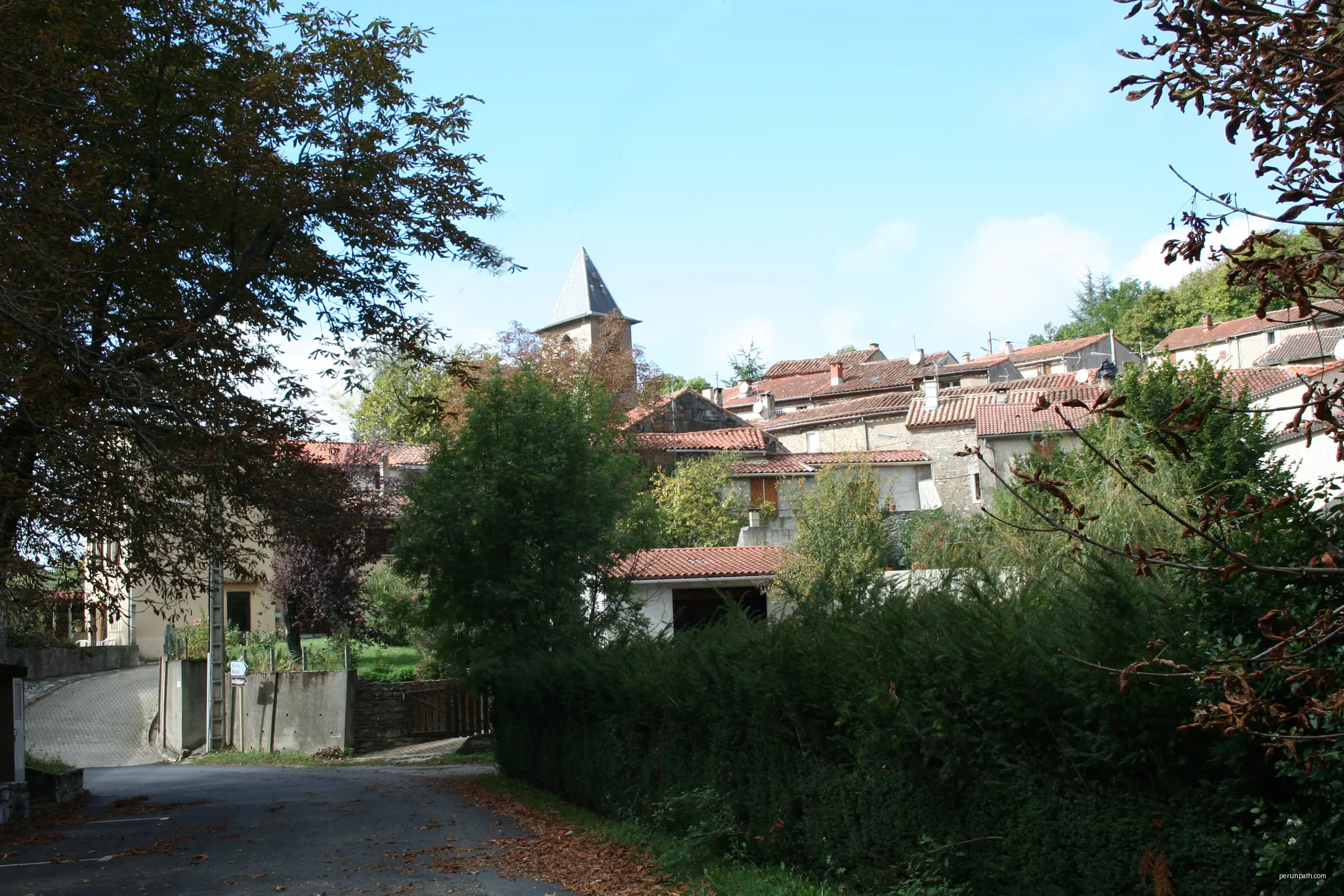 Courniou (Hérault) - vue. | Autor: Fagairolles 34 | Licencja: CC BY-SA 4.0 | Źródło: Wikimedia Commons
