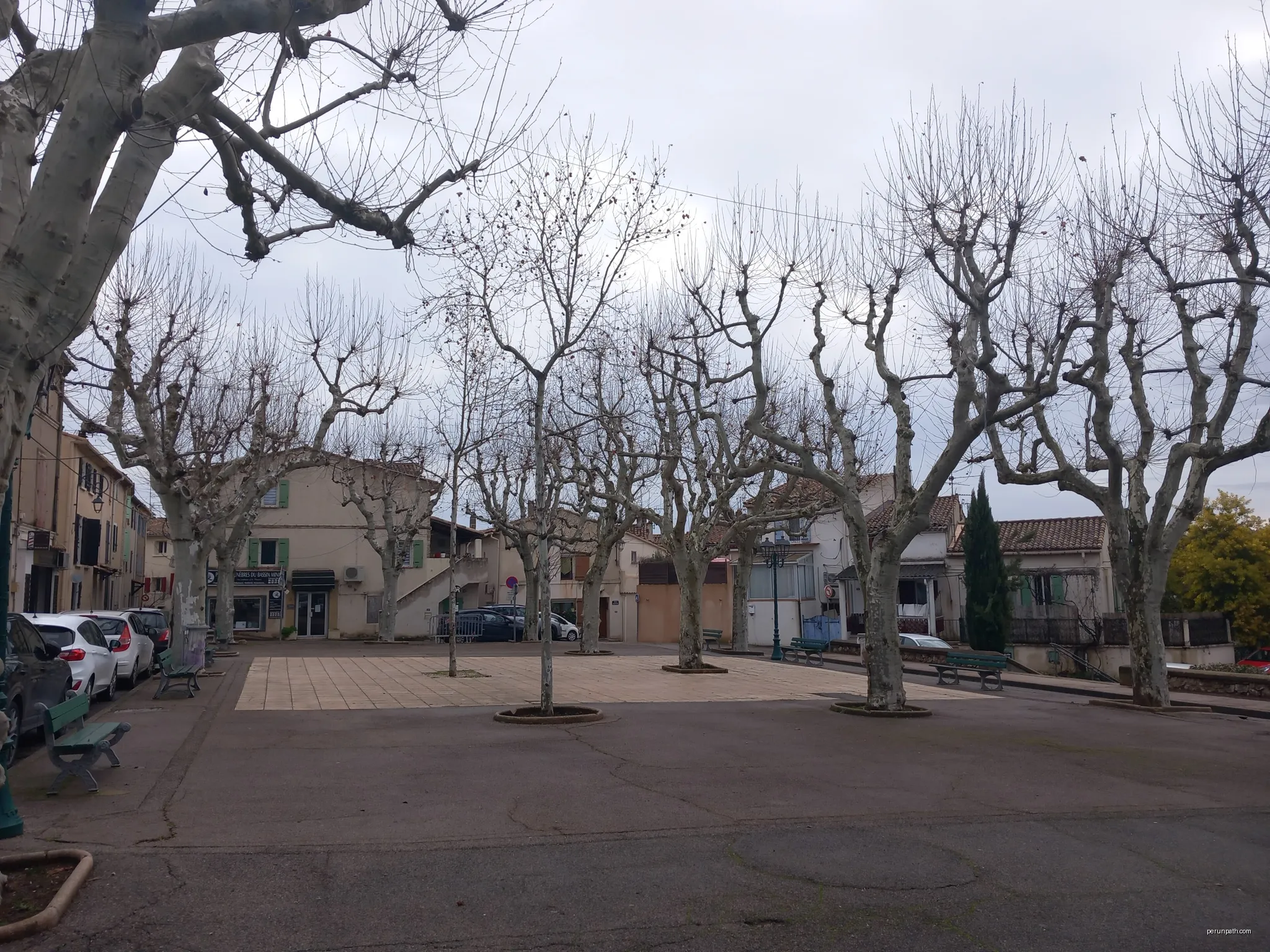 place du villlage | Autor: Marianne Casamance | Licencja: CC BY-SA 4.0 | Źródło: Wikimedia Commons