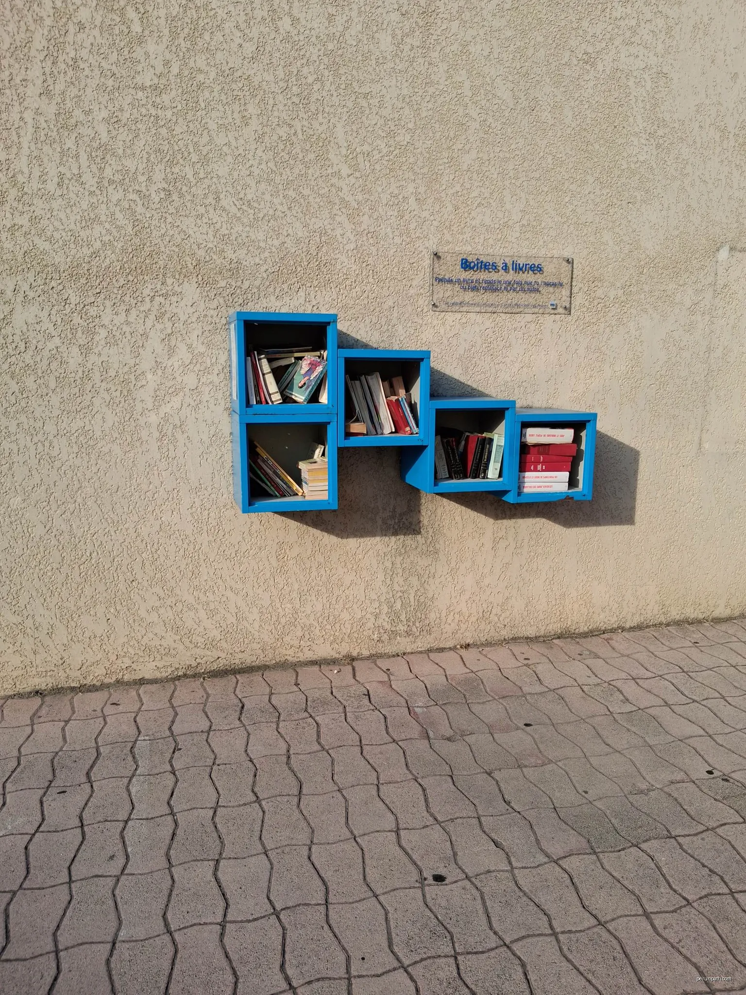Boîte à livres à Coursan | Autor: Flip. | Licencja: CC BY-SA 4.0 | Źródło: Wikimedia Commons