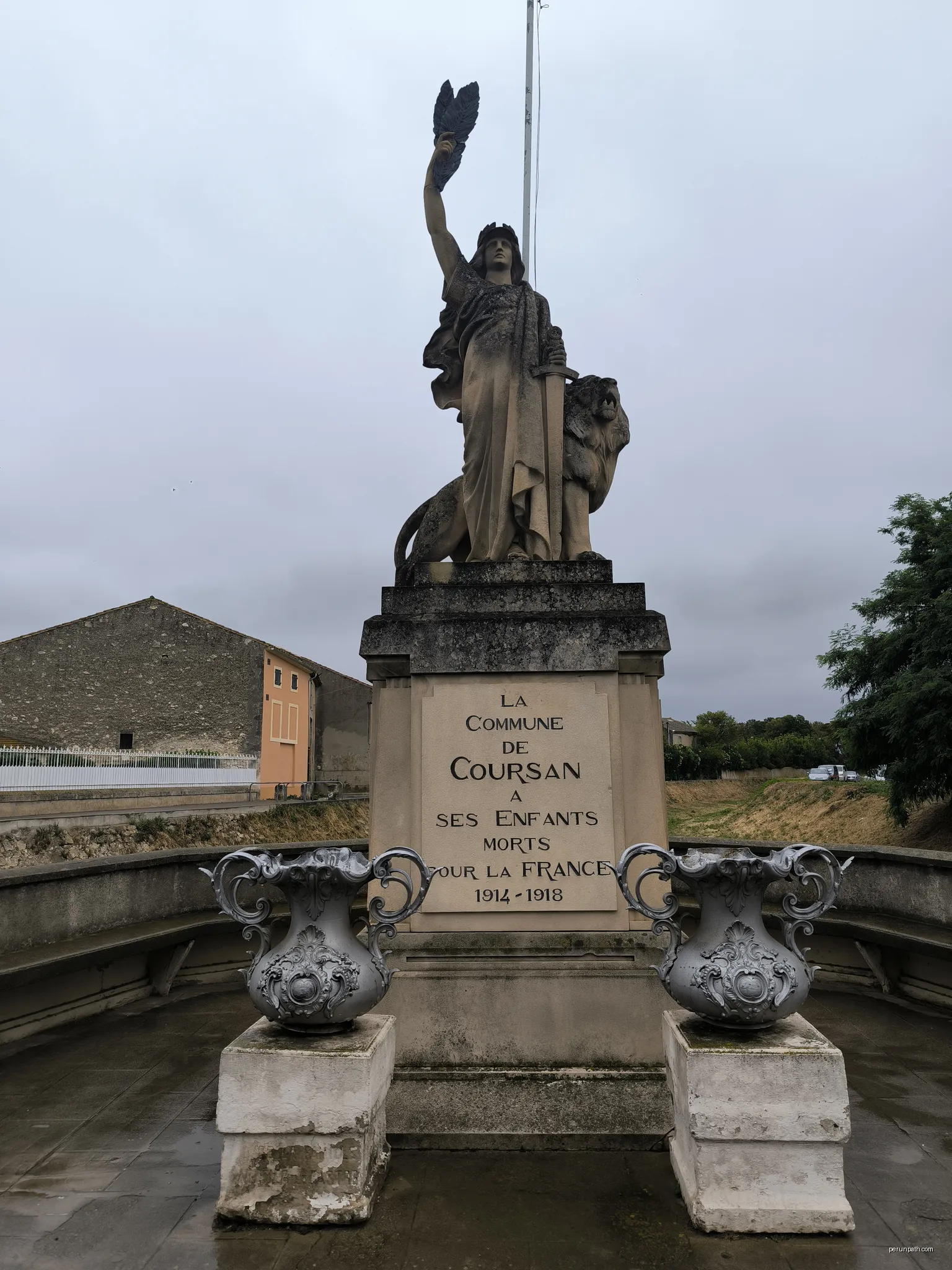 Coursan war memorial (war memorial in Coursan, Aude, France) | Autor: Pitxiquin | Licencja: CC BY-SA 4.0 | Źródło: Wikimedia Commons
