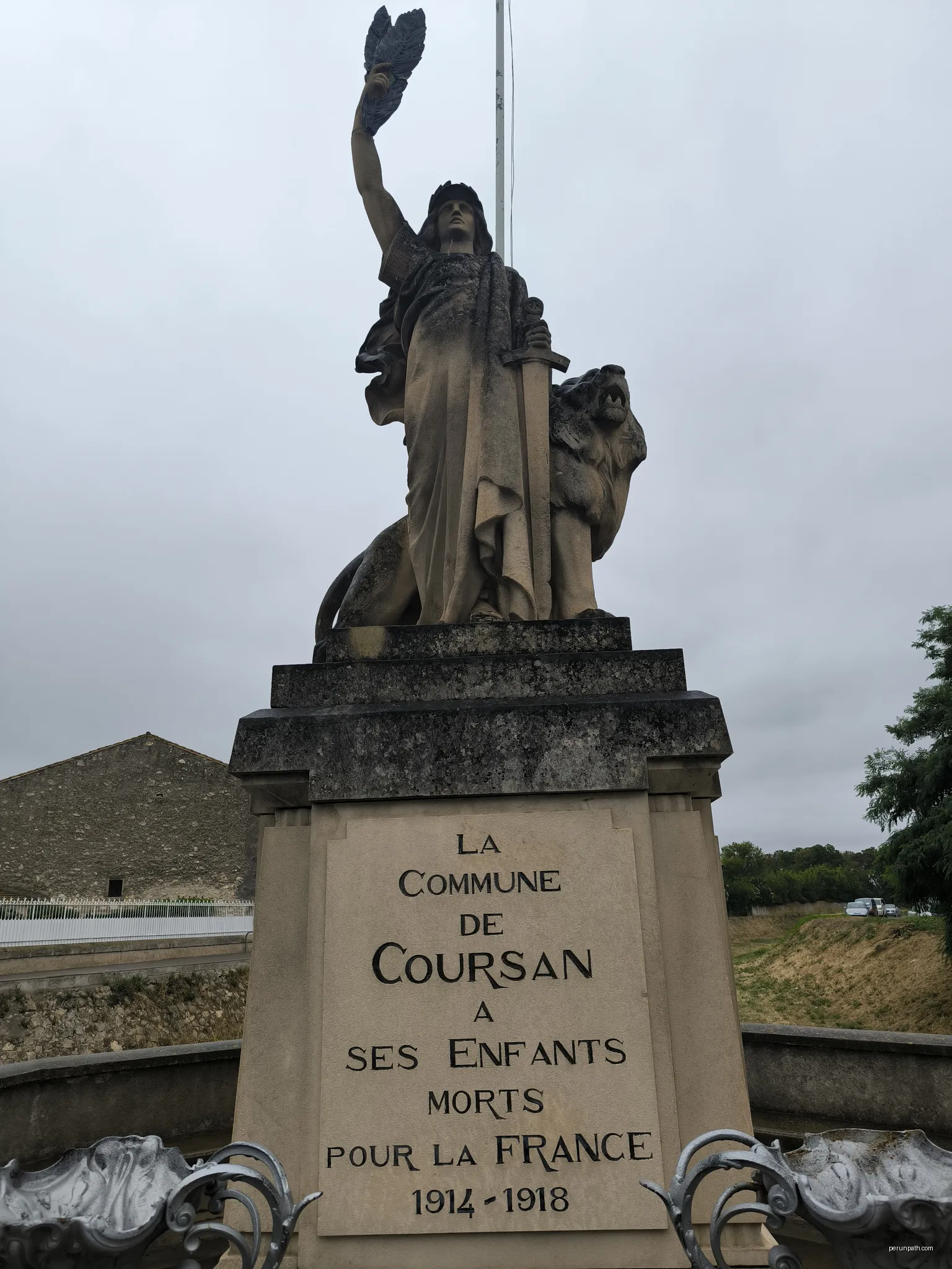 Coursan war memorial (war memorial in Coursan, Aude, France) | Autor: Pitxiquin | Licencja: CC BY-SA 4.0 | Źródło: Wikimedia Commons