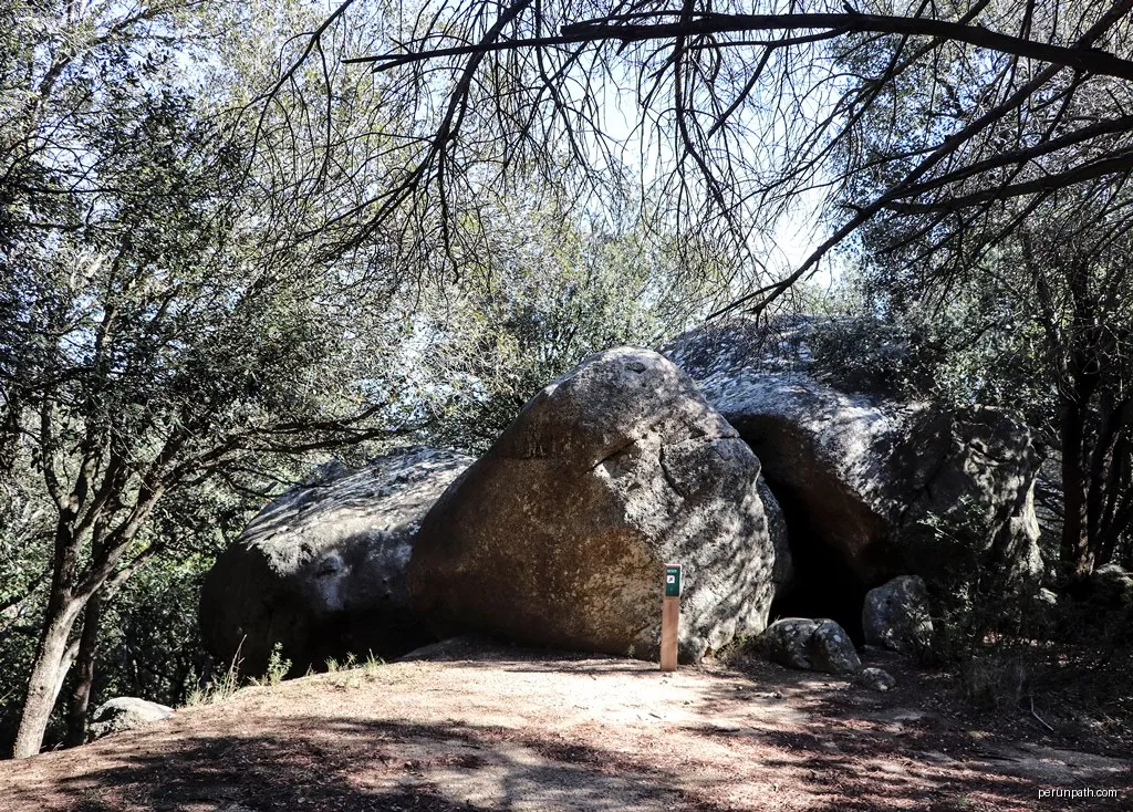 Vilassar de Dalt: Cova d'en Pau | Autor: Clemens Schmillen | Licencja: CC BY-SA 4.0 | Źródło: Wikimedia Commons