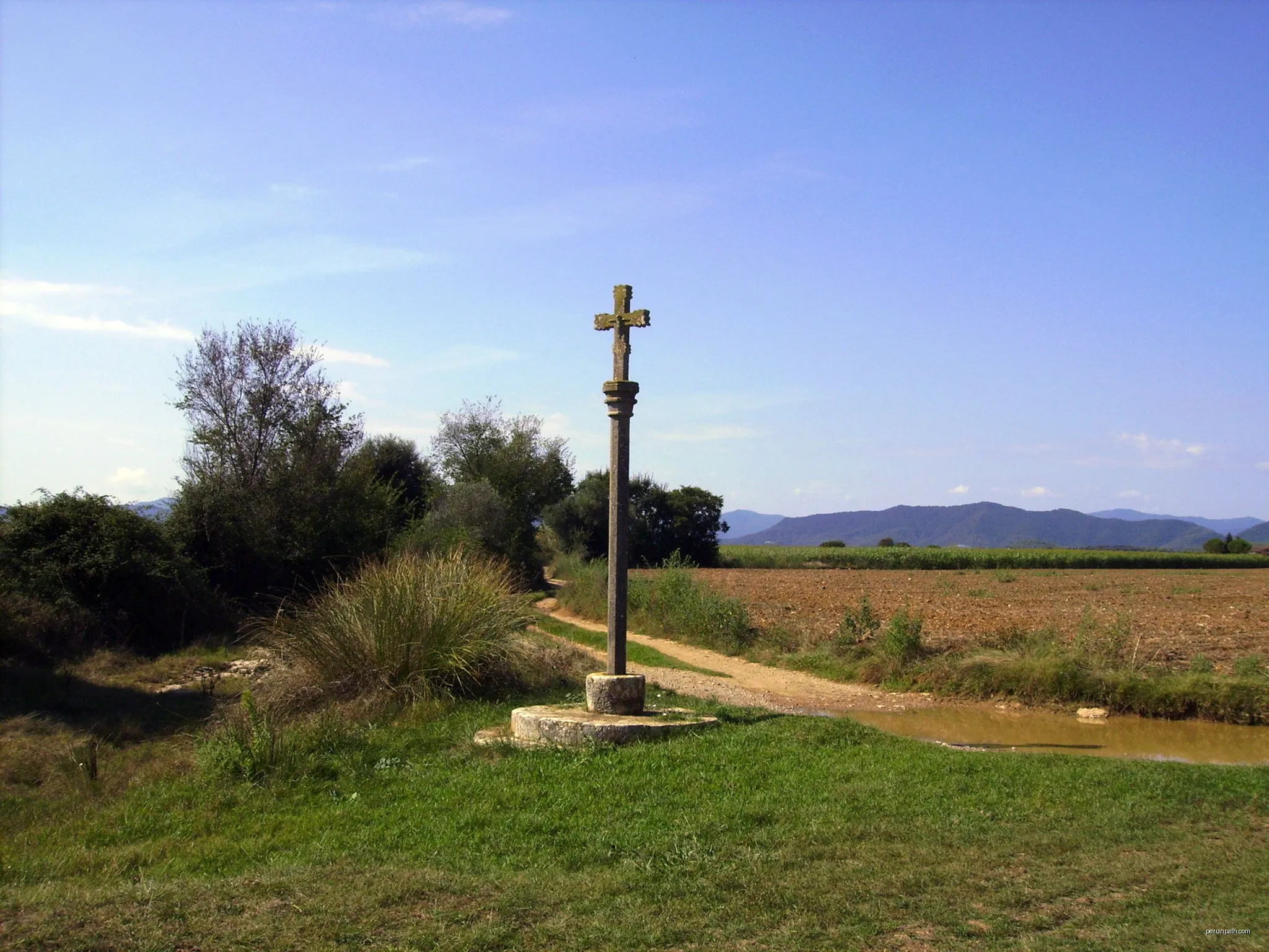 Creu de terme a Martís (Esponellà) | Autor: Josep Maria Viñolas Esteva | Licencja: CC BY-SA 4.0 | Źródło: Wikimedia Commons