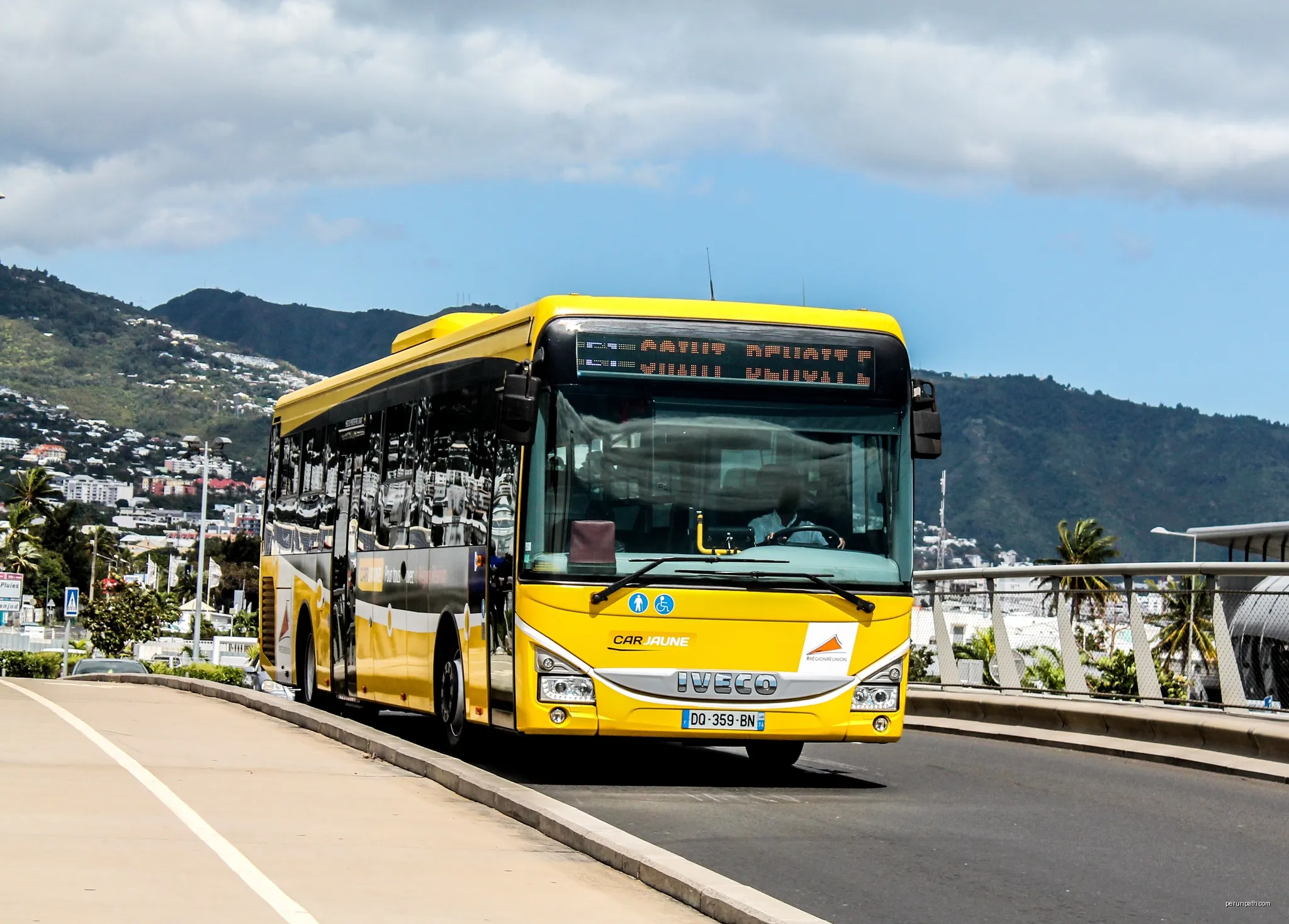 Iveco Crossway LE Car Jaune | Autor: Axel77w | Licencja: CC BY-SA 4.0 | Źródło: Wikimedia Commons
