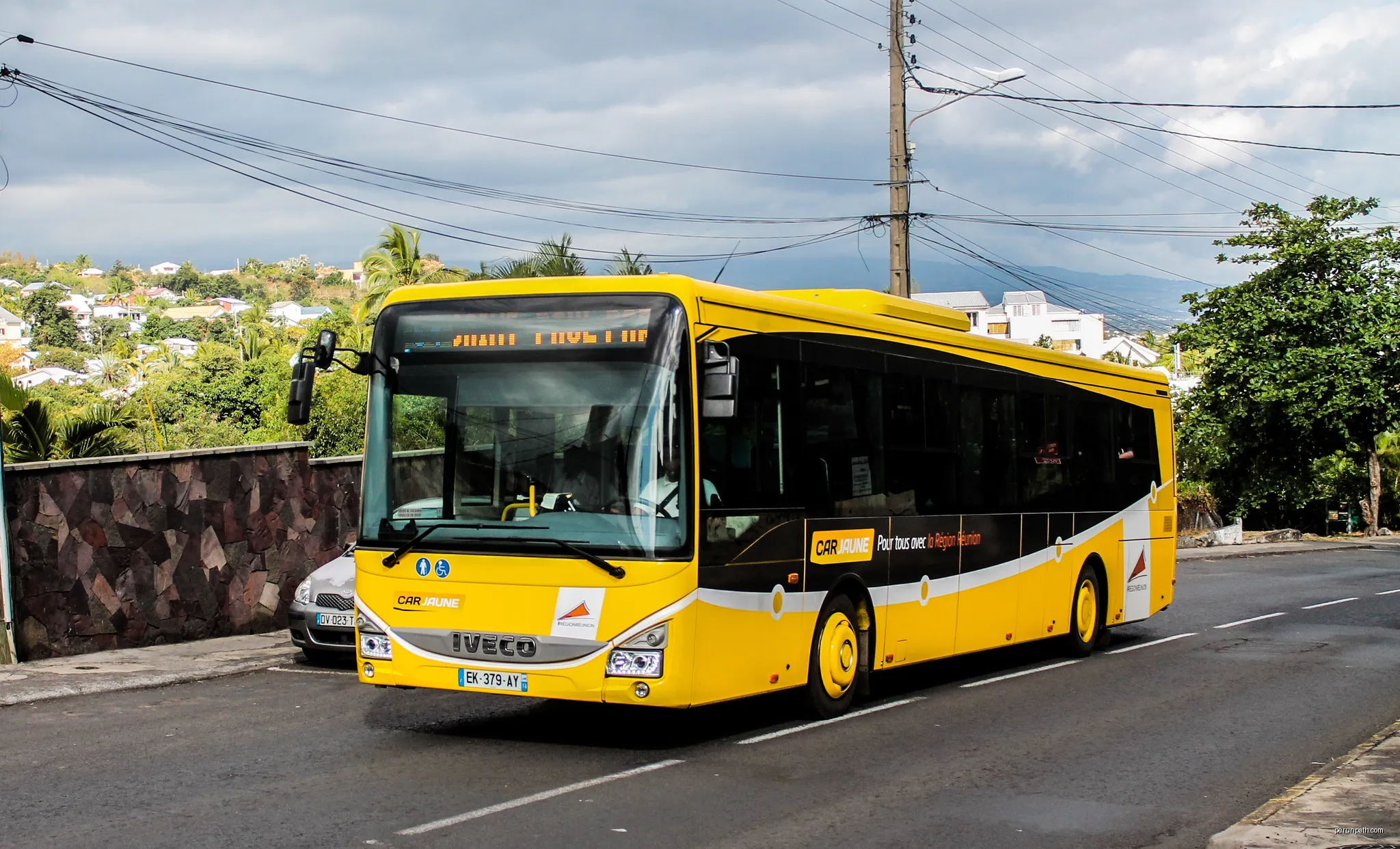 Iveco Crossway LE Car Jaune | Autor: Axel77w | Licencja: CC BY-SA 4.0 | Źródło: Wikimedia Commons