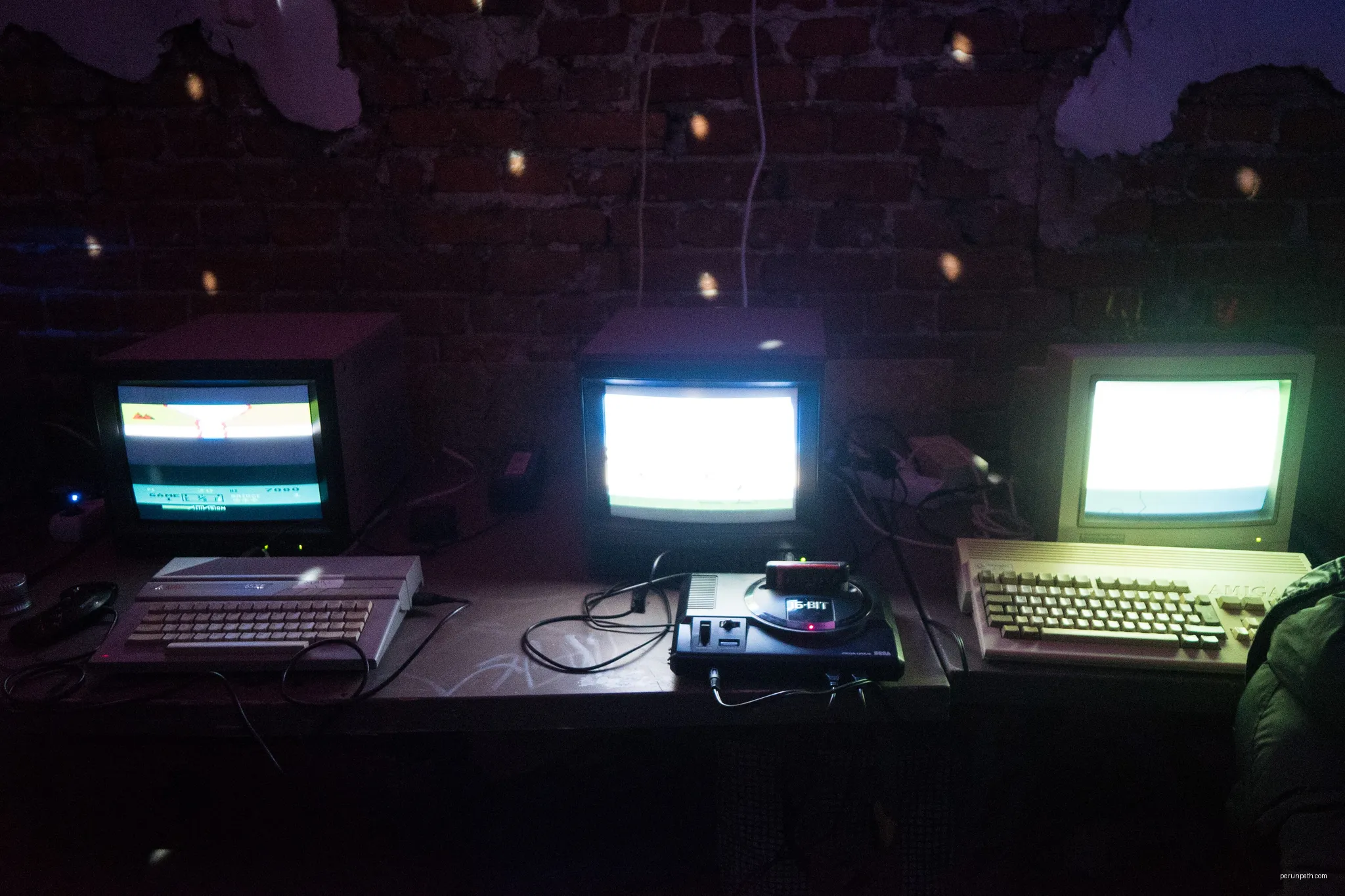 Cryptorave Noise Follow Me: Retro Game Bar | Autor: Alexey Komarov | Licencja: CC BY-SA 4.0 | Źródło: Wikimedia Commons