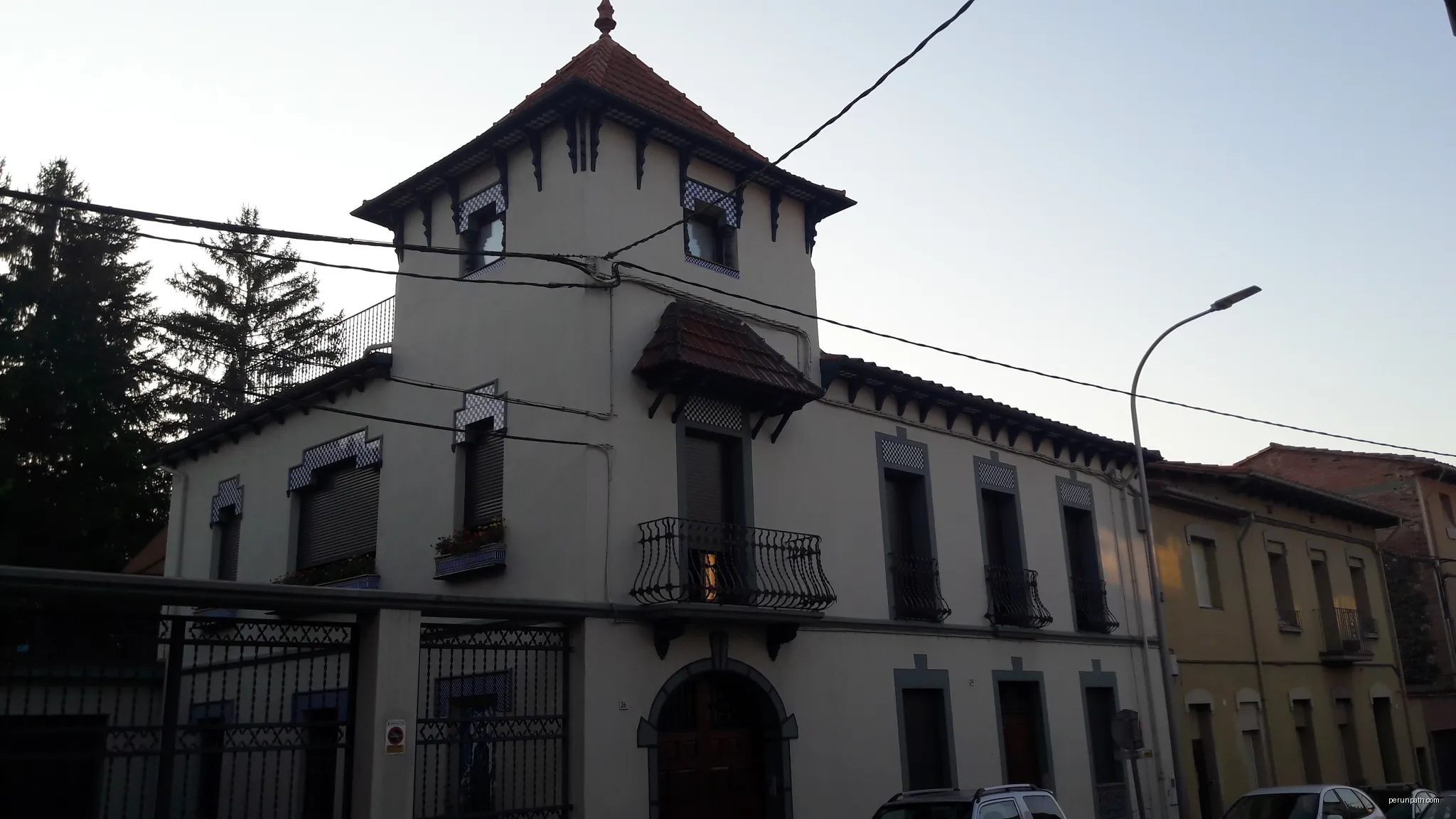 Habitatge a la carretera de Santa Pau, 24-26 (Olot) | Autor: Maite oliva alsina | Licencja: CC BY-SA 4.0 | Źródło: Wikimedia Commons