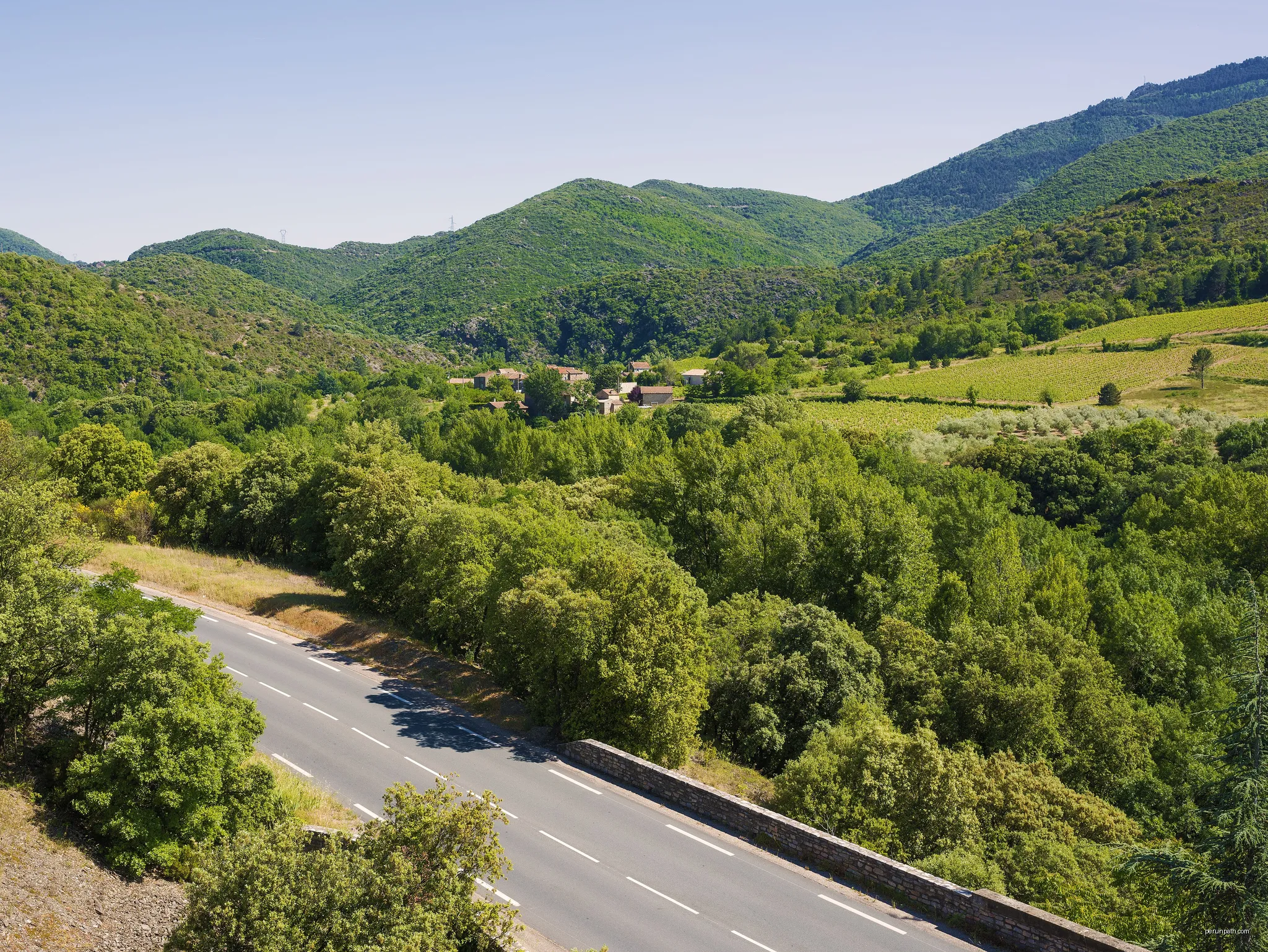 The D908 (departmental road) and the hamlet of Ornac in the commune of Mons, Hérault, France. | Autor: Christian Ferrer | Licencja: CC BY-SA 3.0 | Źródło: Wikimedia Commons
