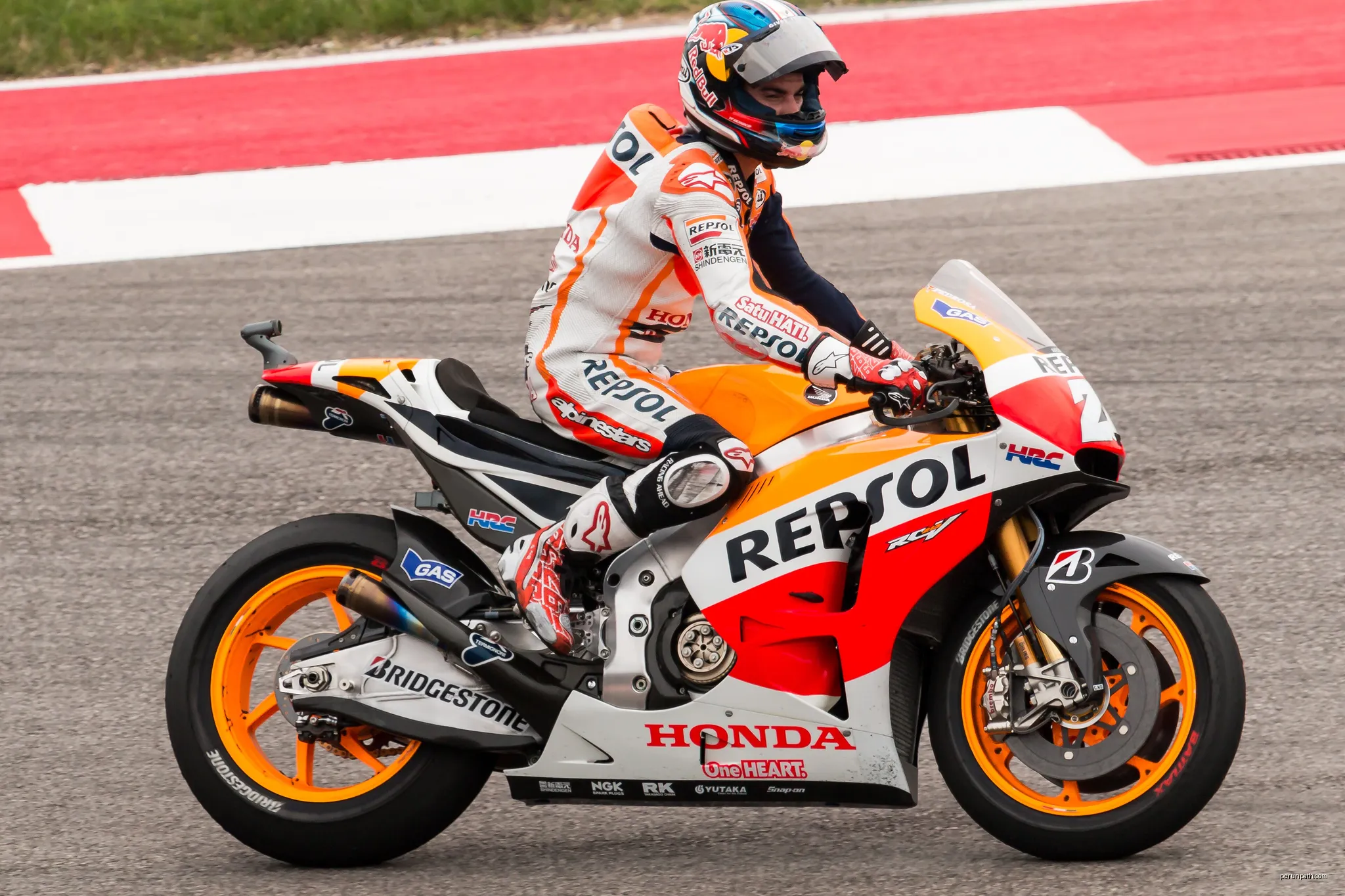 Dani Pedrosa on his cool down lap after the race | Autor: Steve from Austin, TX, USA | Licencja: CC BY-SA 2.0 | Źródło: Wikimedia Commons