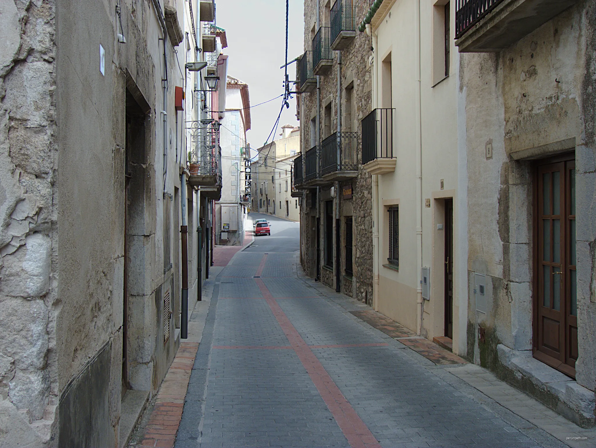 Grand rue, Darnius (Haut-Ampurdan, Gérone, Catalogne, Espagne) | Autor: Bertrand GRONDIN  → (Talk) | Licencja: CC BY-SA 3.0 | Źródło: Wikimedia Commons
