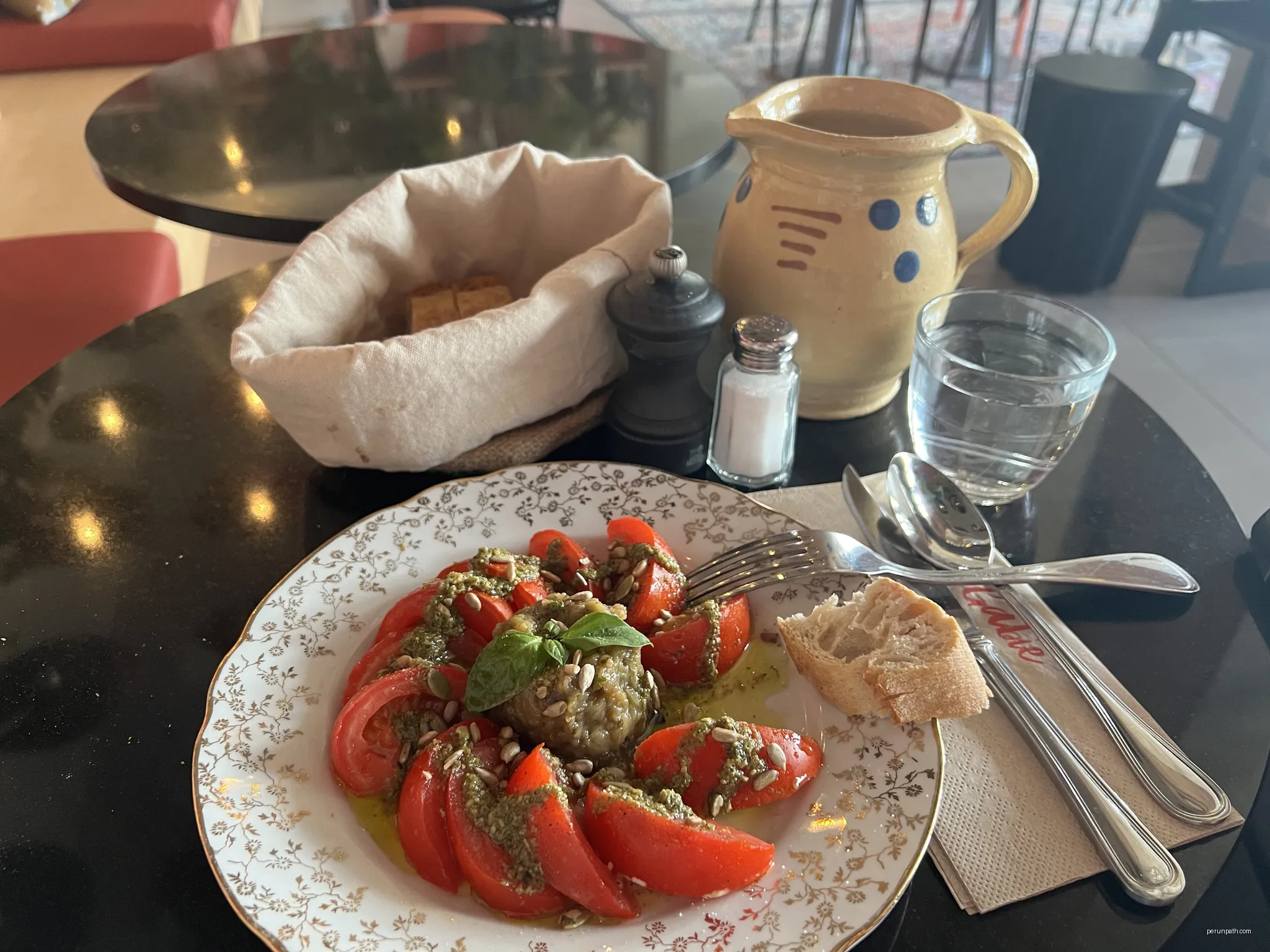 Désordre de tomates, caviar d'Aubergine à la flamme, Gabie restaurant, Montpellier, France 🇫🇷 | Autor: Sharon Hahn Darlin | Licencja: CC BY 2.0 | Źródło: Wikimedia Commons