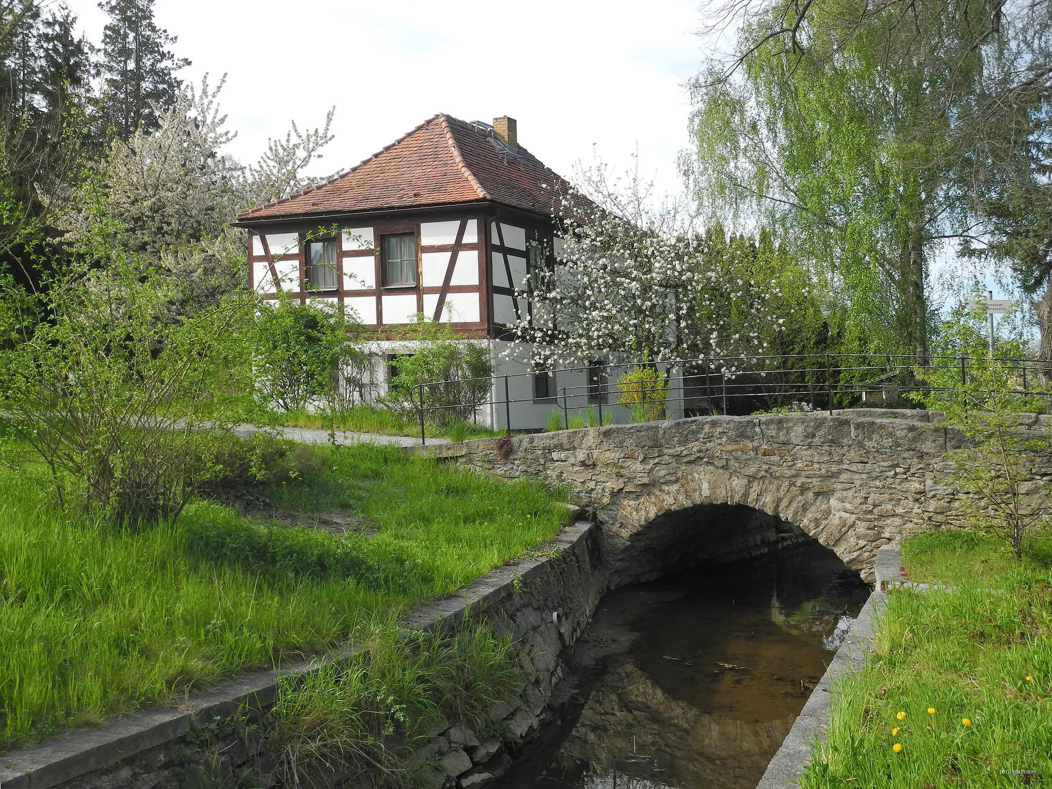 Gärtnerhaus in Deutschbaselitz, Dorfplatz | Autor: SchiDD | Licencja: CC BY-SA 4.0 | Źródło: Wikimedia Commons