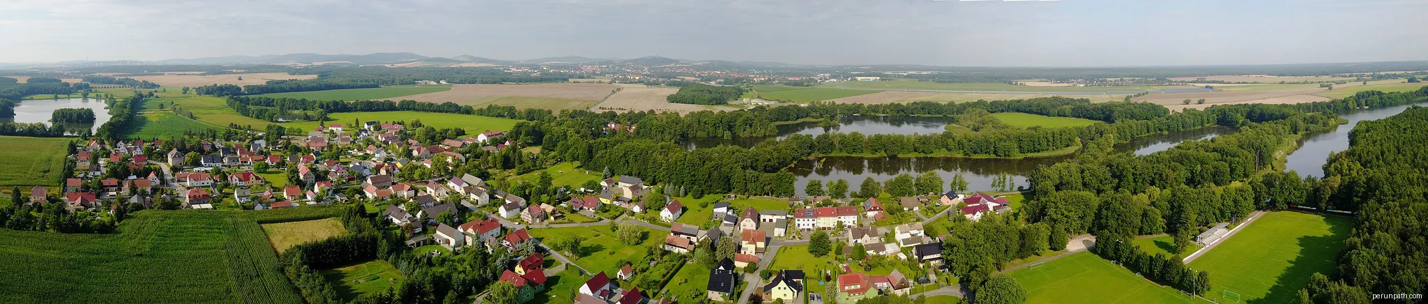 Deutschbaselitz aus 100 m Höhe, Blick Richtung Kamenz | Autor: Gunther Tschuch | Licencja: CC BY-SA 4.0 | Źródło: Wikimedia Commons