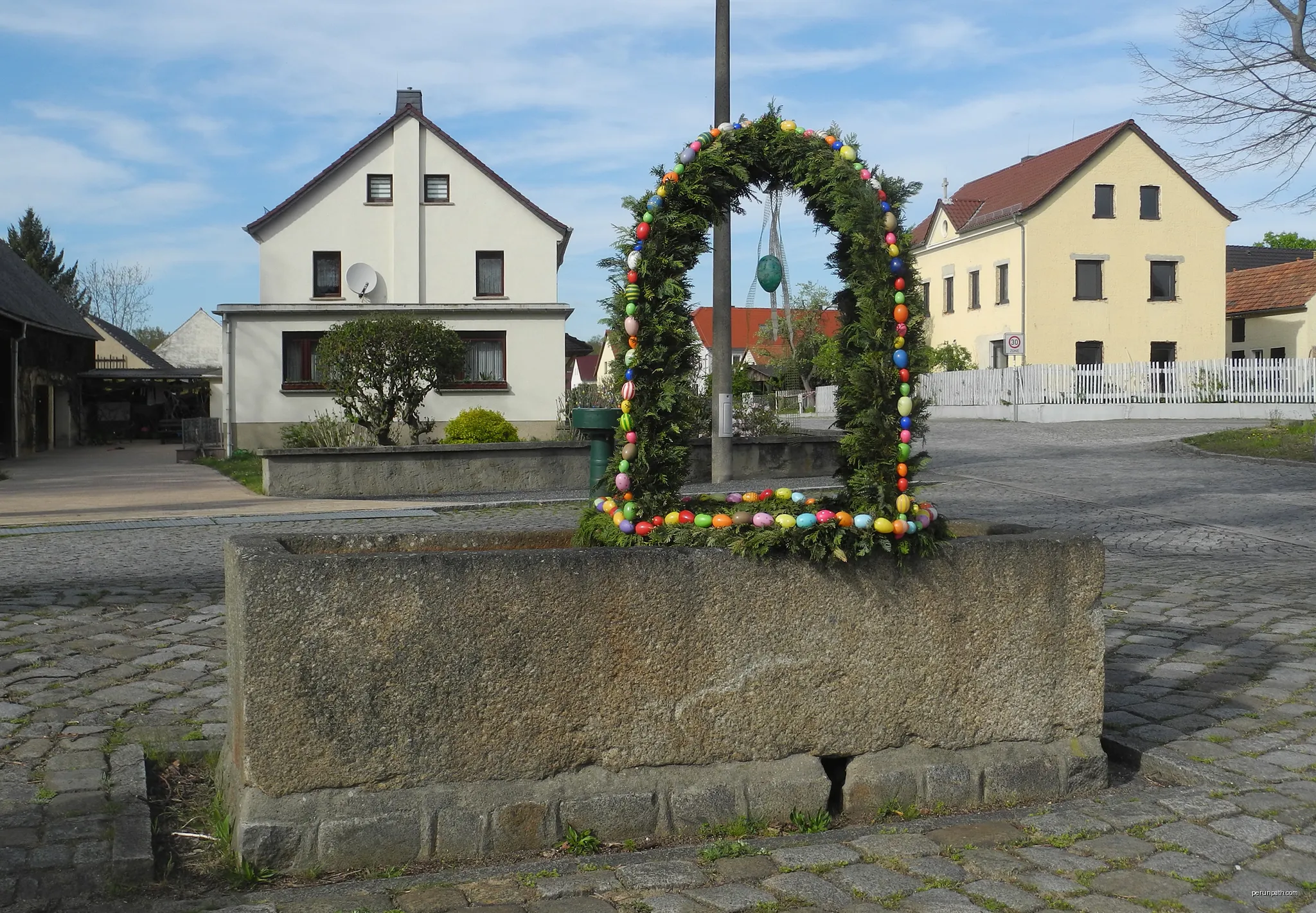 Osterbrunnen in Deutschbaselitz, Dorfplatz | Autor: SchiDD | Licencja: CC BY-SA 4.0 | Źródło: Wikimedia Commons