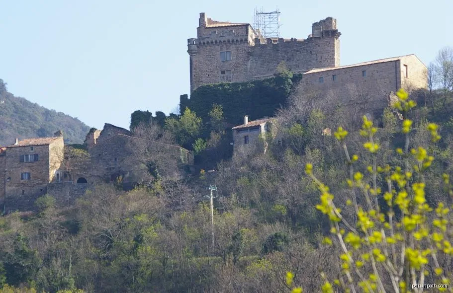 Village and castle at Dio, Hérault, France | Autor: Emeraude | Licencja: Public domain | Źródło: Wikimedia Commons