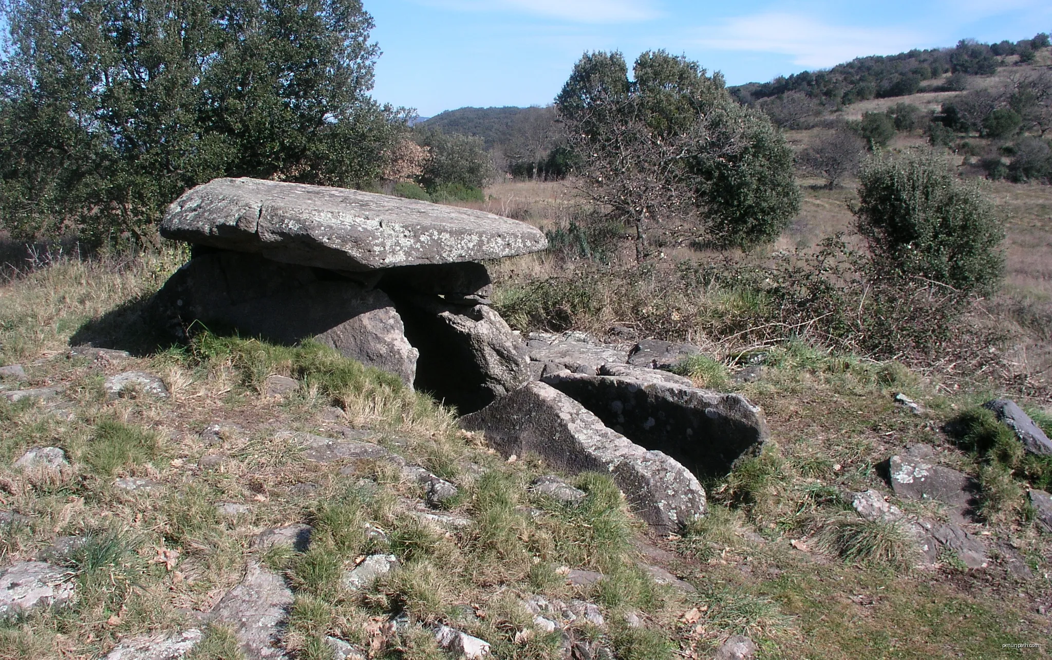 Dolmen de la Fourille, Le Puech, Hérault, France. | Autor: JYB Devot | Licencja: CC BY-SA 4.0 | Źródło: Wikimedia Commons