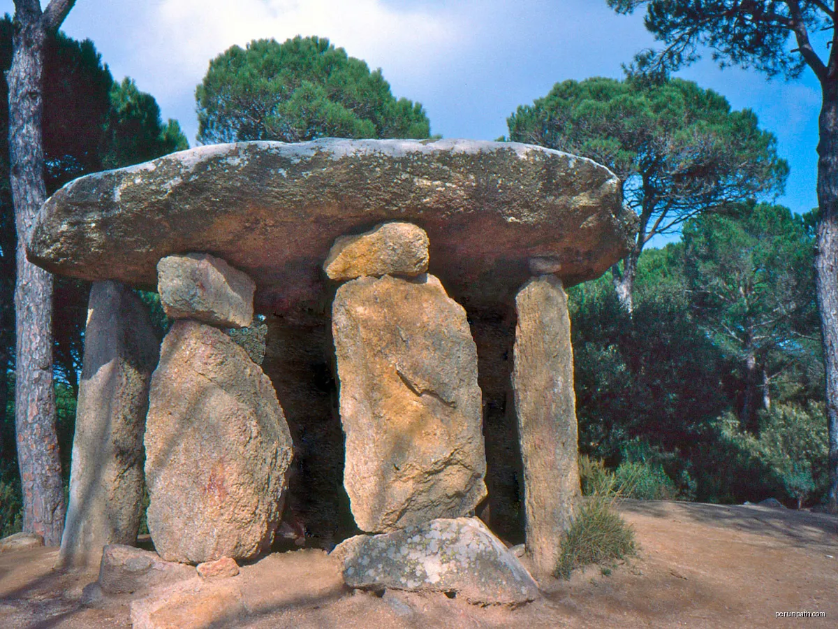 Dòlmen de Pedra Gentil, a Vallgorguina (Vallès Oriental, província de Barcelona). | Autor: jordi domènech | Licencja: CC BY-SA 3.0 | Źródło: Wikimedia Commons