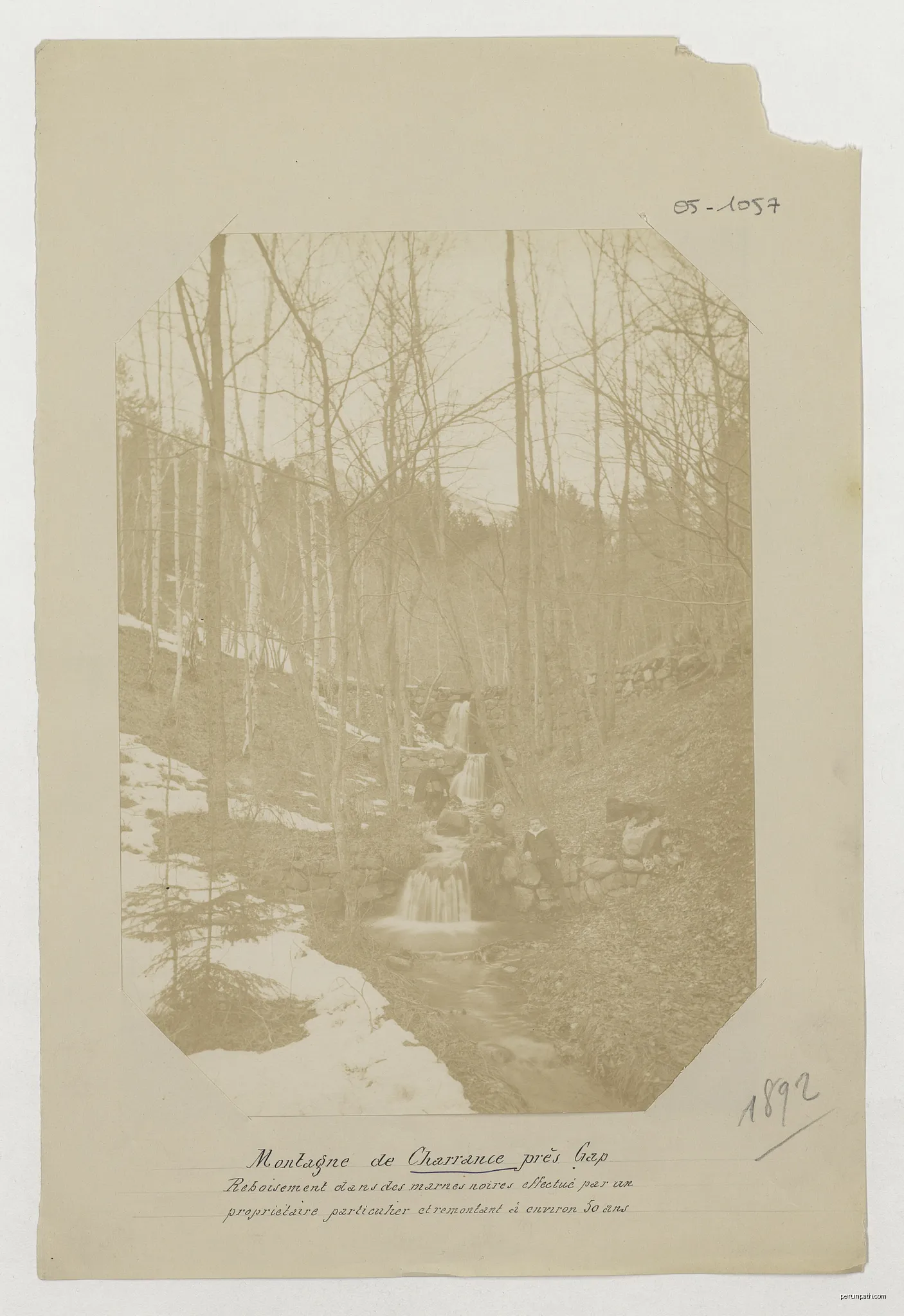 Photographie en noir et blanc de la restauration des terrains en montagne. 
Mots-clés : Reboisement ; Hautes-Alpes (France) | Autor: Billecard, Léon, agent public de l'inspection des eaux et forêts | Licencja: Public domain | Źródło: Wikimedia Commons
