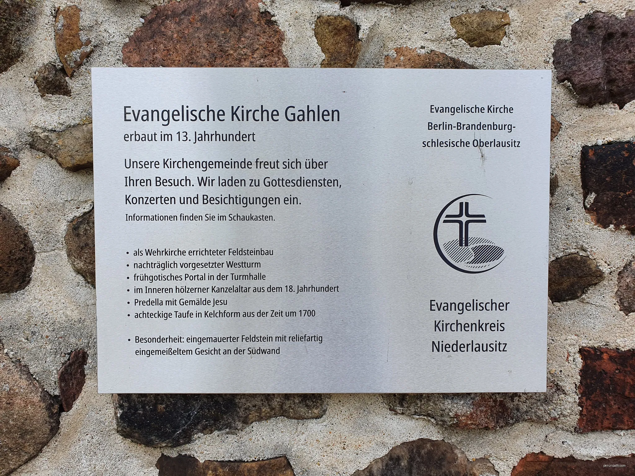 Infotafel an der Dorfkirche in Gahlen, einem Ortsteil von Vetschau im Landkreis Oberspreewald-Lausitz in Brandenburg. | Autor: Rheinlausitzer | Licencja: CC BY-SA 4.0 | Źródło: Wikimedia Commons