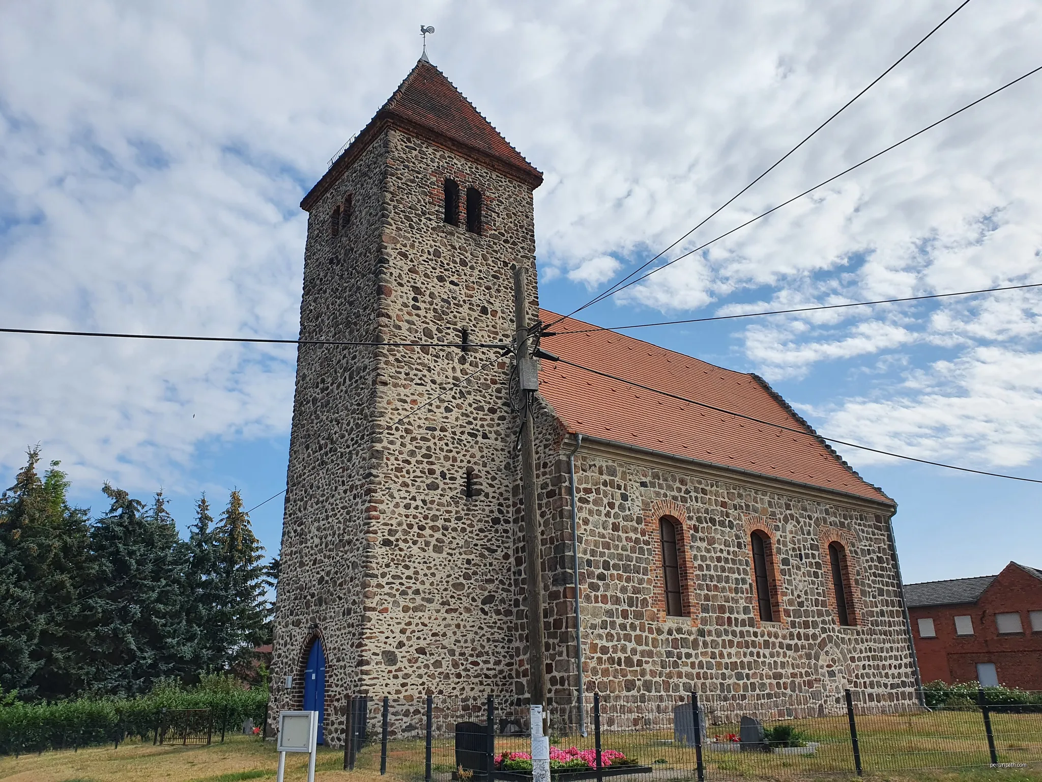 Die Dorfkirche in Gahlen, einem Ortsteil von Vetschau im Landkreis Oberspreewald-Lausitz in Brandenburg. | Autor: Rheinlausitzer | Licencja: CC BY-SA 4.0 | Źródło: Wikimedia Commons