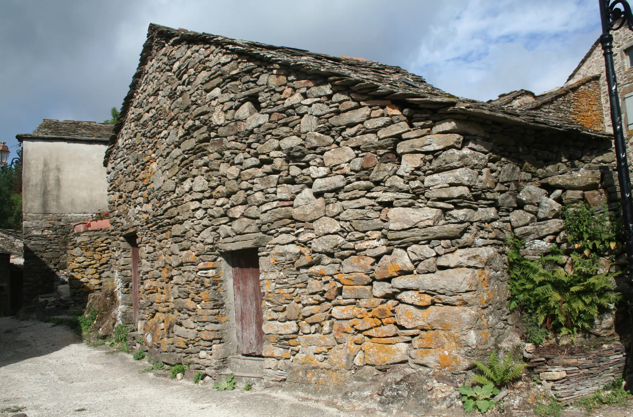 Rosis (Hérault) - Douch - bâtiment agricole. | Autor: Fagairolles 34 | Licencja: CC BY-SA 4.0 | Źródło: Wikimedia Commons