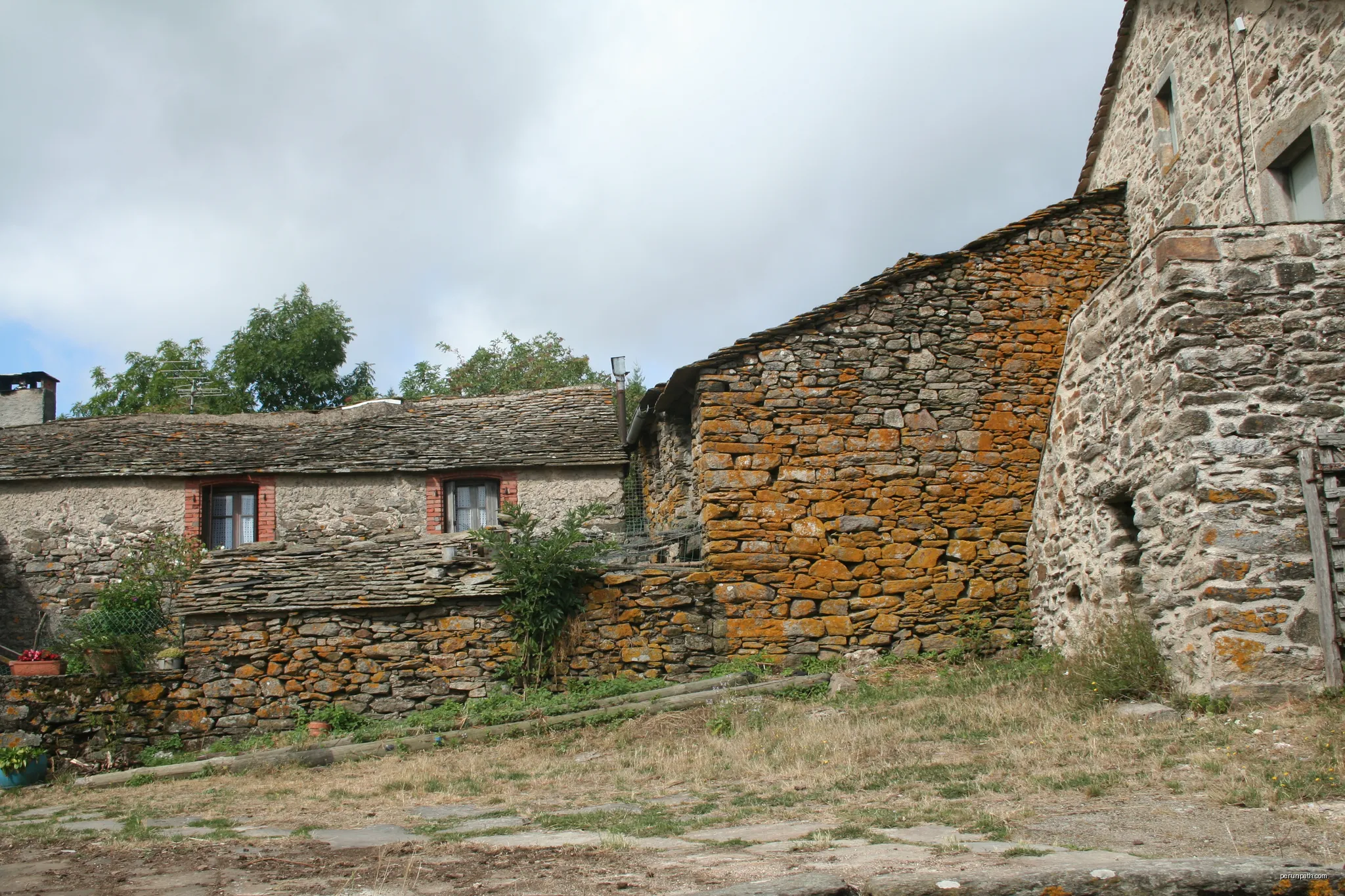 Rosis (Hérault) - maisons à Douch. | Autor: Fagairolles 34 | Licencja: CC BY-SA 4.0 | Źródło: Wikimedia Commons