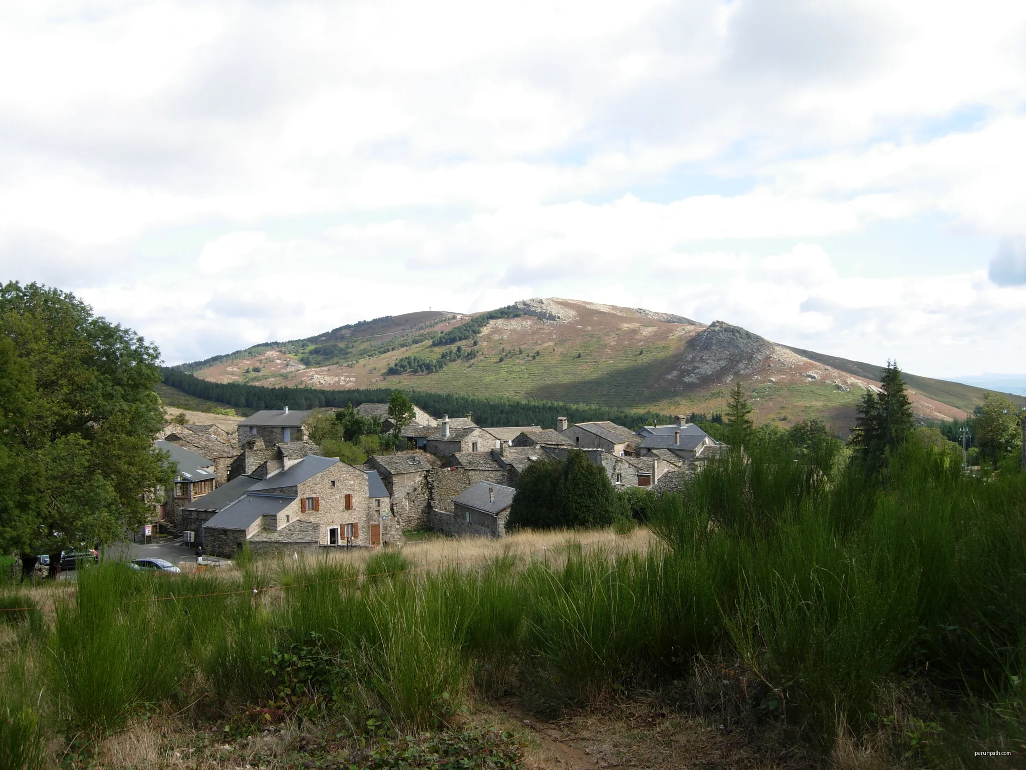 Rosis (Hérault) - vue générale de Douch. | Autor: Fagairolles 34 | Licencja: CC BY-SA 4.0 | Źródło: Wikimedia Commons