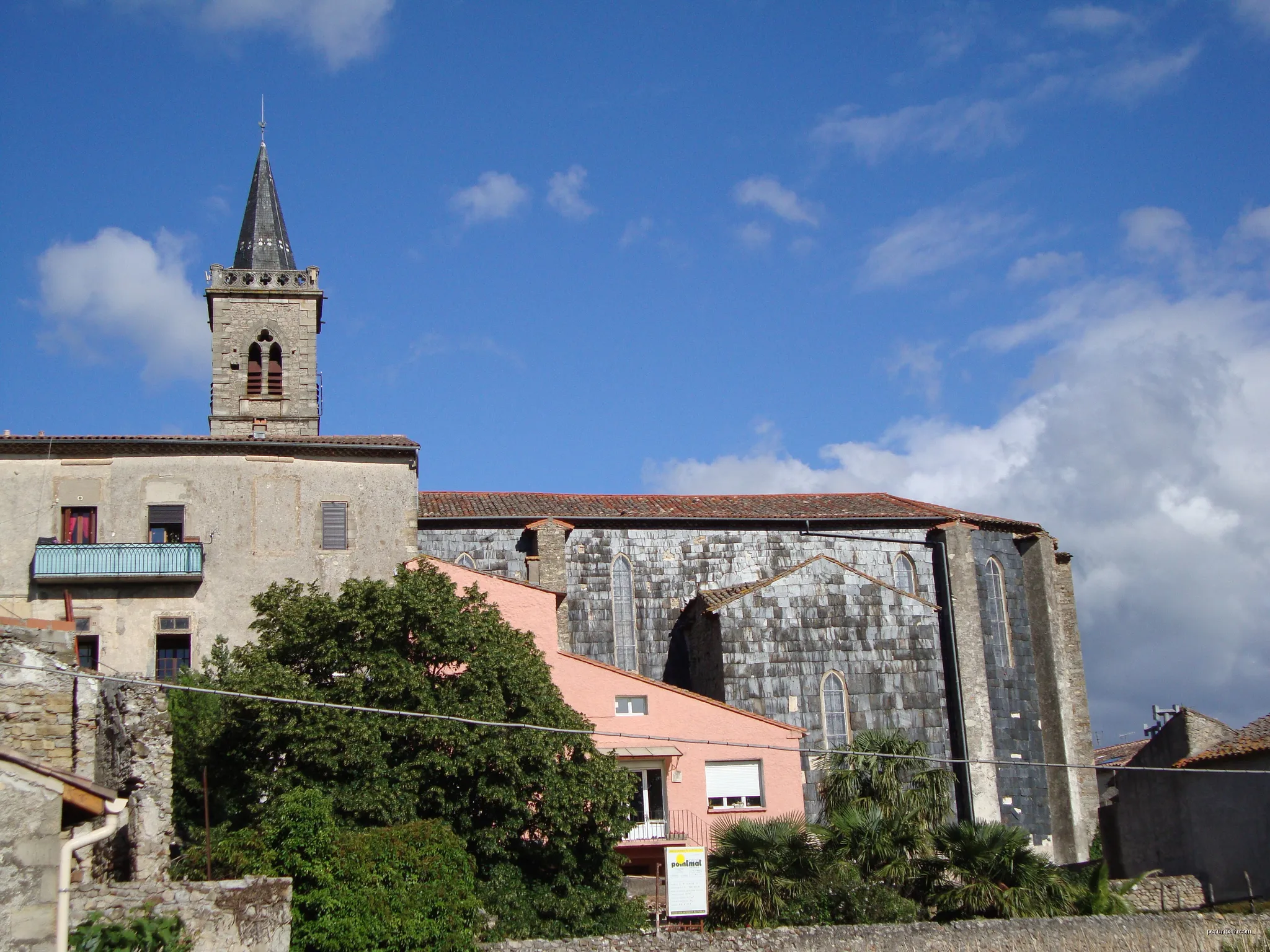 Hérépian (Hérault, Fr) - église Saint-Martial, vue latérale. | Autor: Havang(nl) | Licencja: CC0 | Źródło: Wikimedia Commons