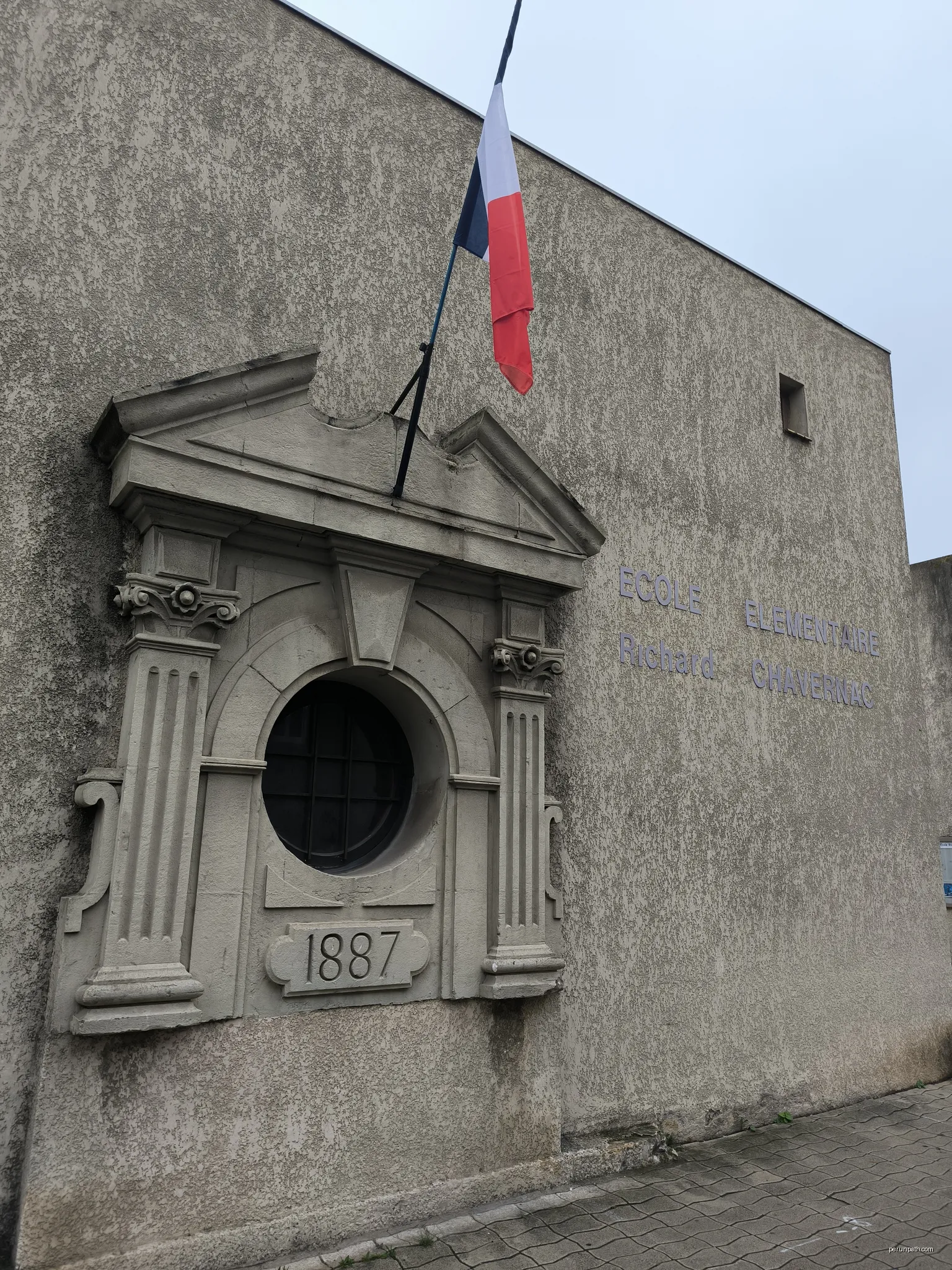 école élémentaire Richard Chavernac (établissement d'enseignement primaire en France) | Autor: Pitxiquin | Licencja: CC BY-SA 4.0 | Źródło: Wikimedia Commons