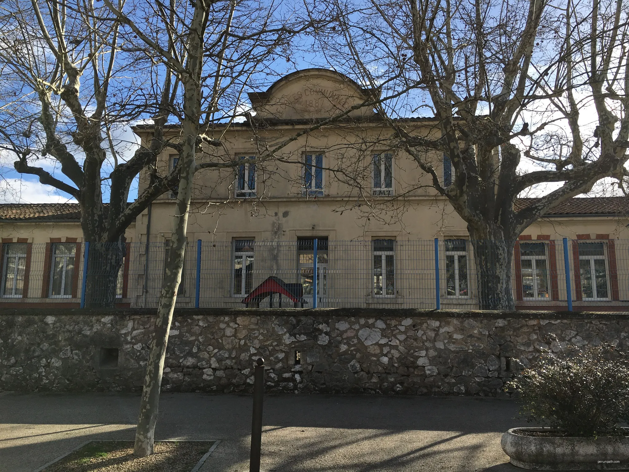 Ecole primaire Jean Rostand au dessus du moulin Plumier | Autor: Ark Flower | Licencja: CC BY-SA 4.0 | Źródło: Wikimedia Commons