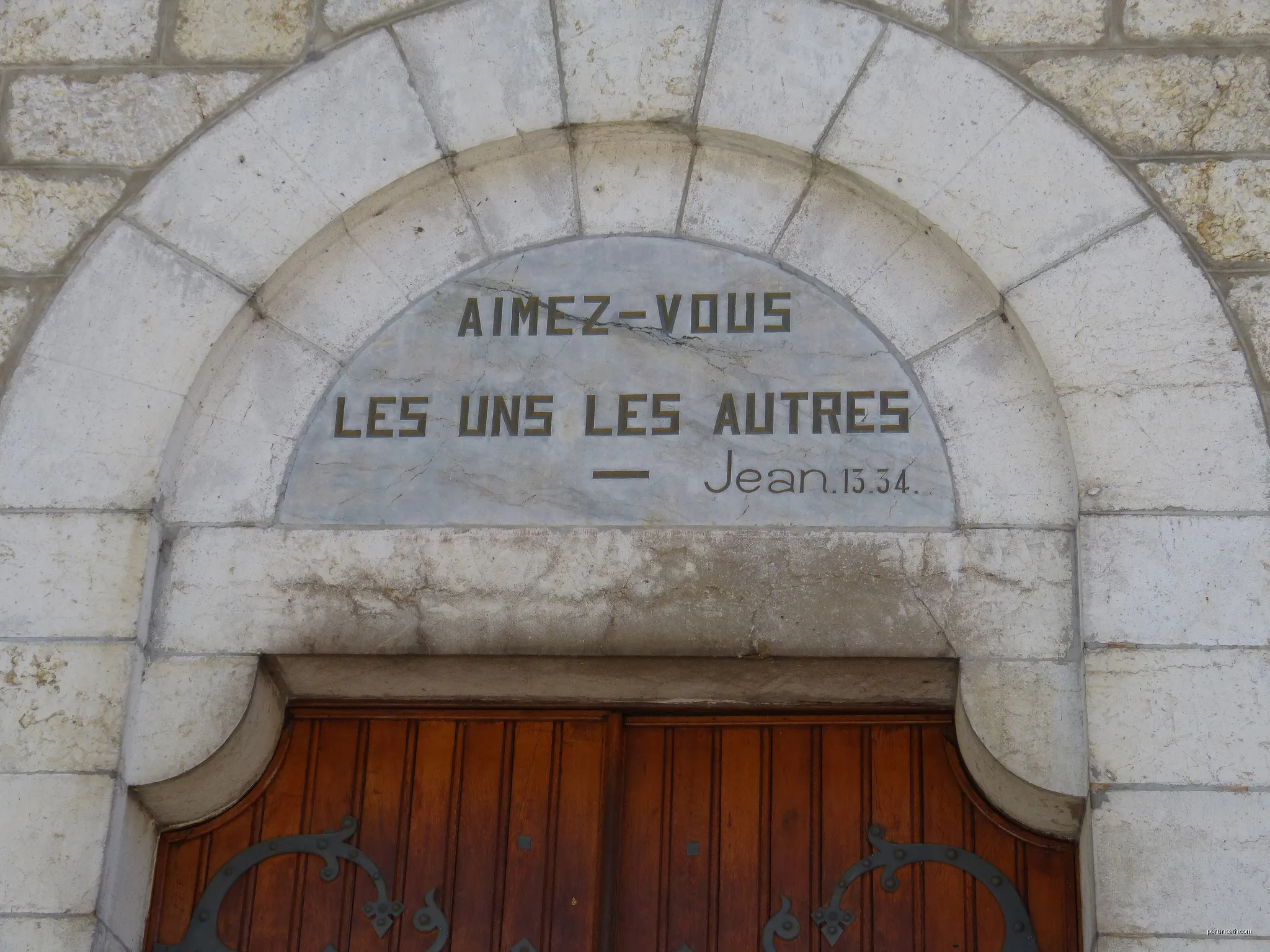 Signboard on the temple du Sentier. | Autor: Abaddon1337 | Licencja: CC BY-SA 3.0 | Źródło: Wikimedia Commons