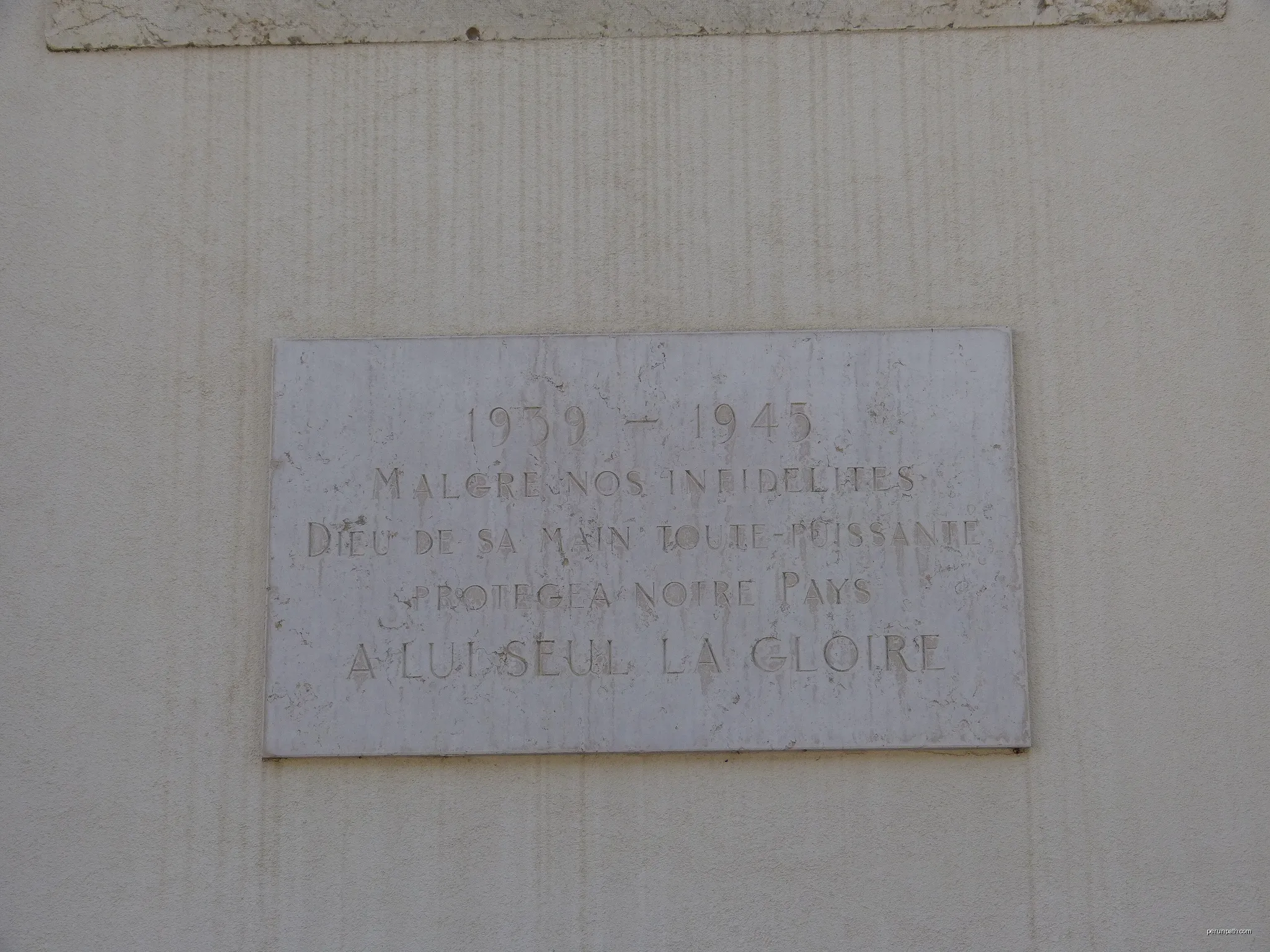 Signboard on the temple du Sentier. | Autor: Abaddon1337 | Licencja: CC BY-SA 3.0 | Źródło: Wikimedia Commons