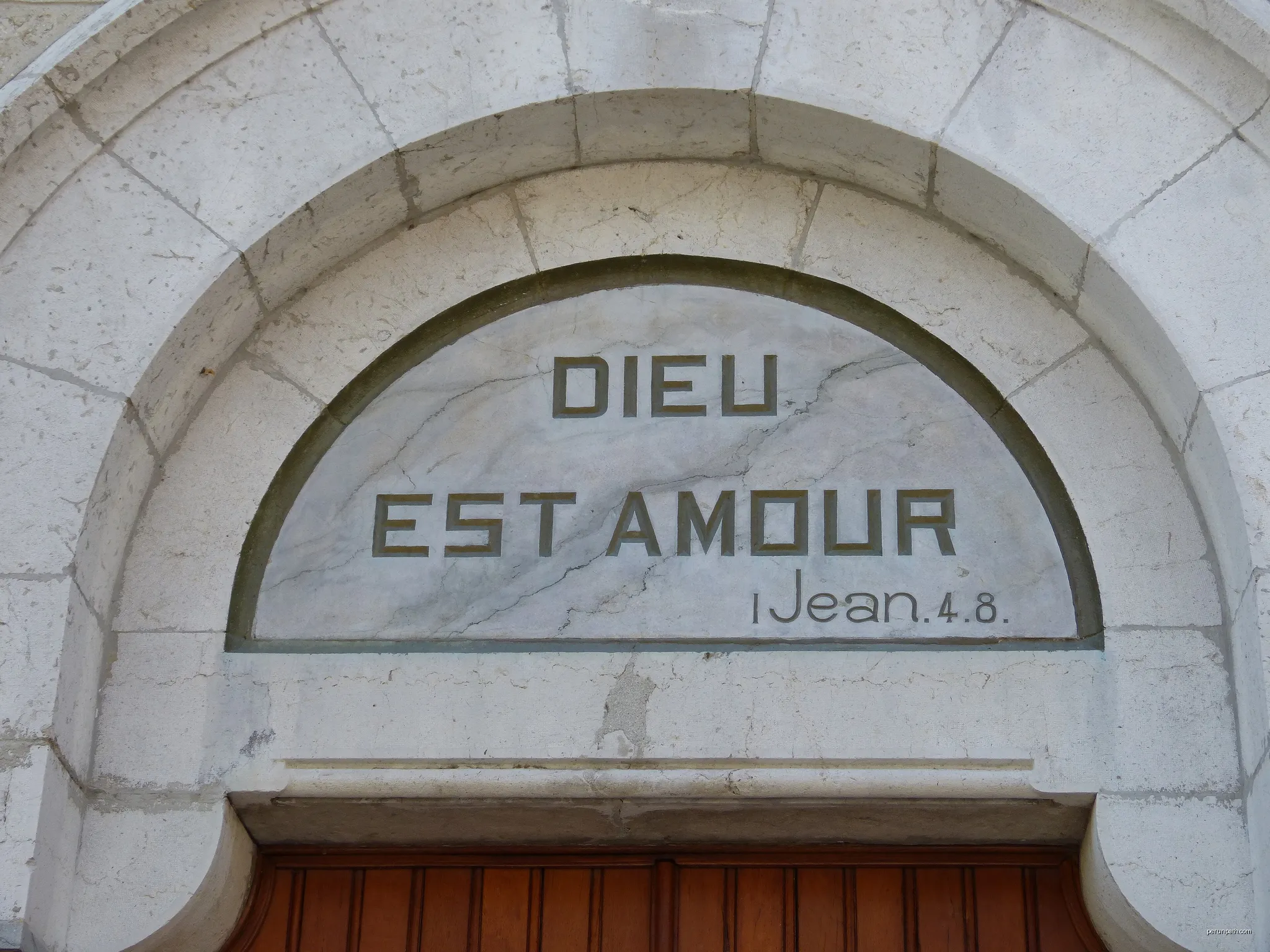 Signboard on the temple du Sentier. | Autor: Abaddon1337 | Licencja: CC BY-SA 3.0 | Źródło: Wikimedia Commons