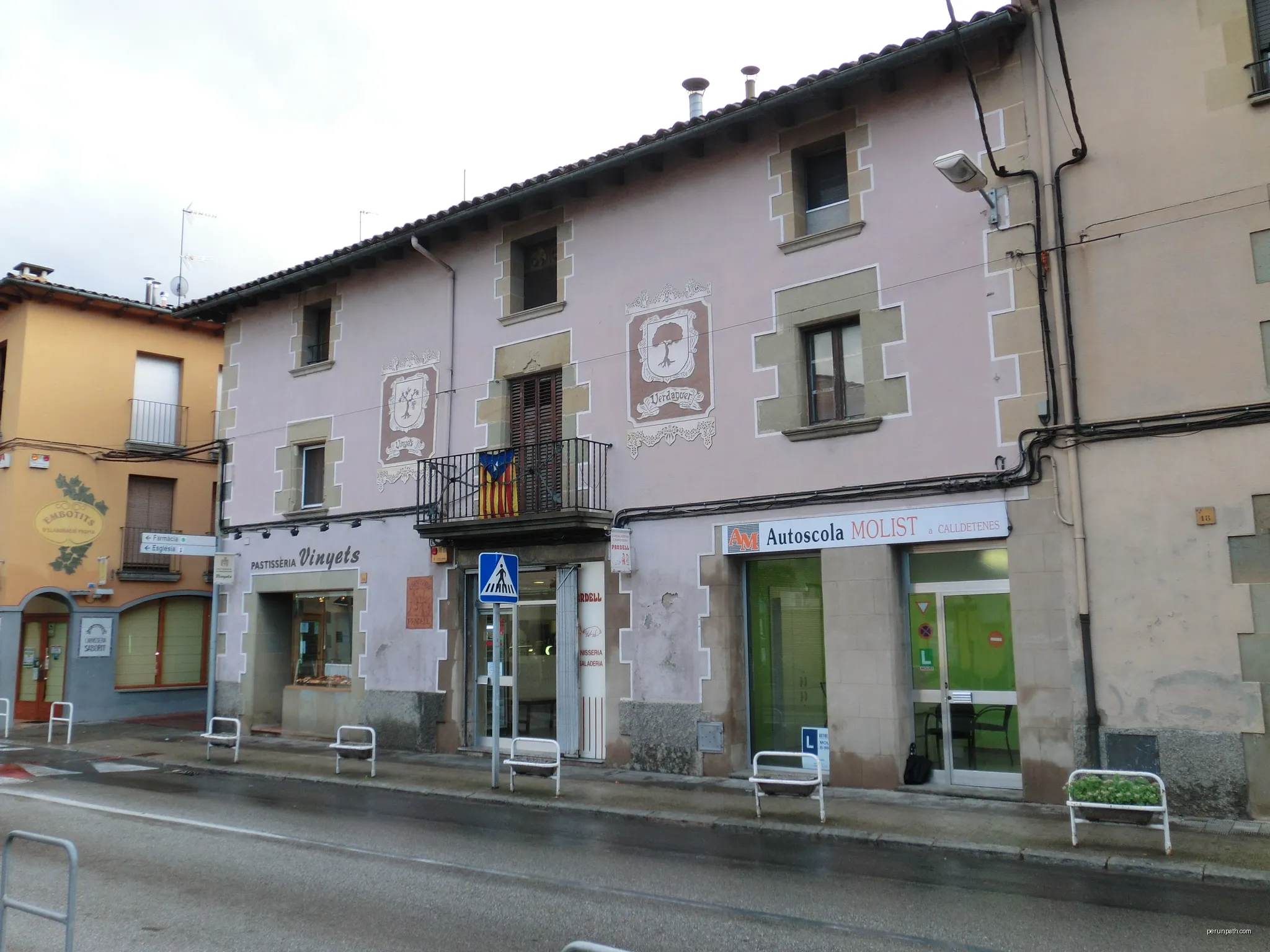 Edifici del carrer Gran, 16 de Calldetenes (Osona, Catalunya, Països Catalans). | Autor: Arnaucc | Licencja: CC BY-SA 3.0 es | Źródło: Wikimedia Commons