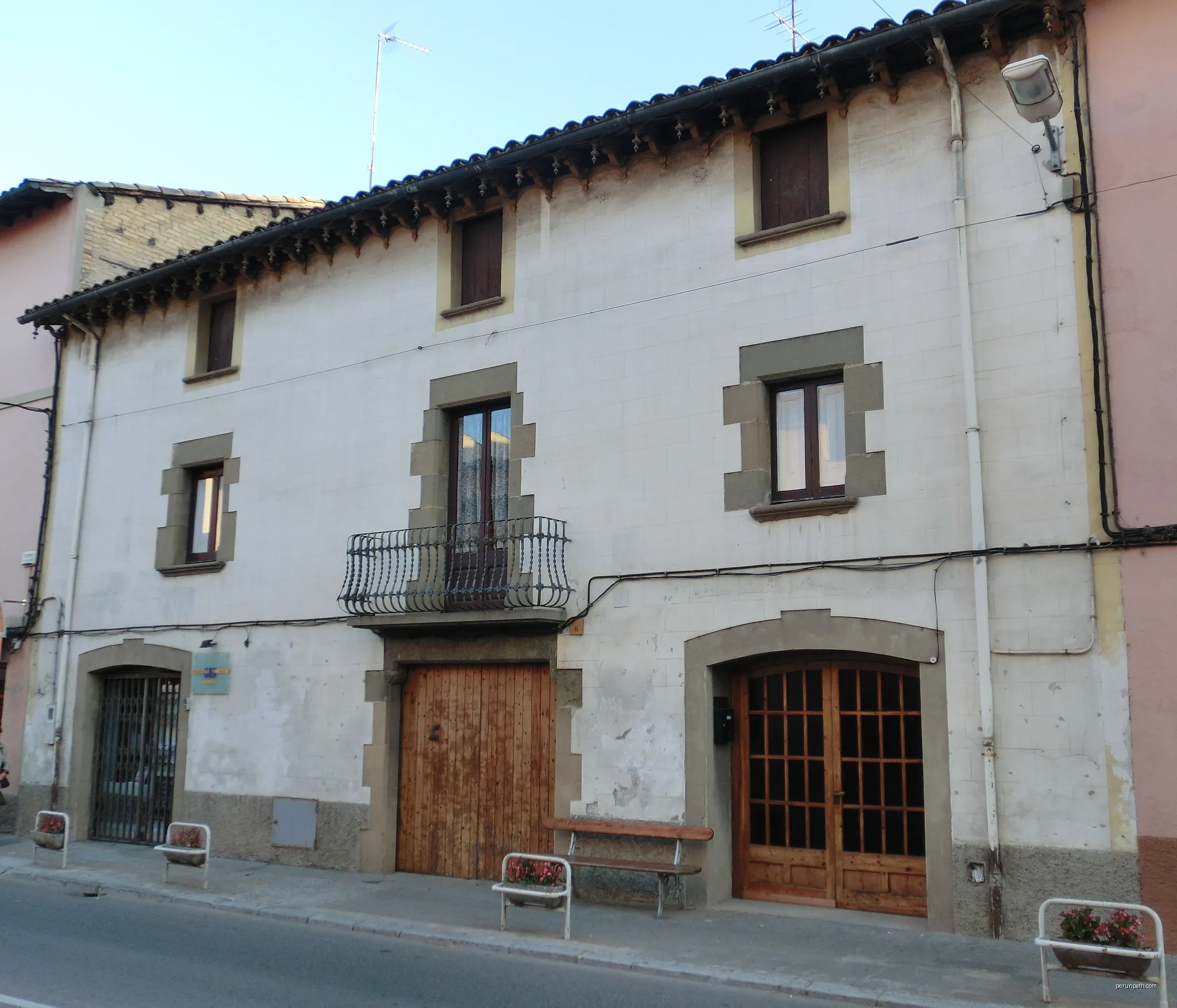 Edifici al carrer Gran, 6 de Calldetenes (Osona, Catalunya) | Autor: Arnaucc | Licencja: CC BY-SA 3.0 es | Źródło: Wikimedia Commons