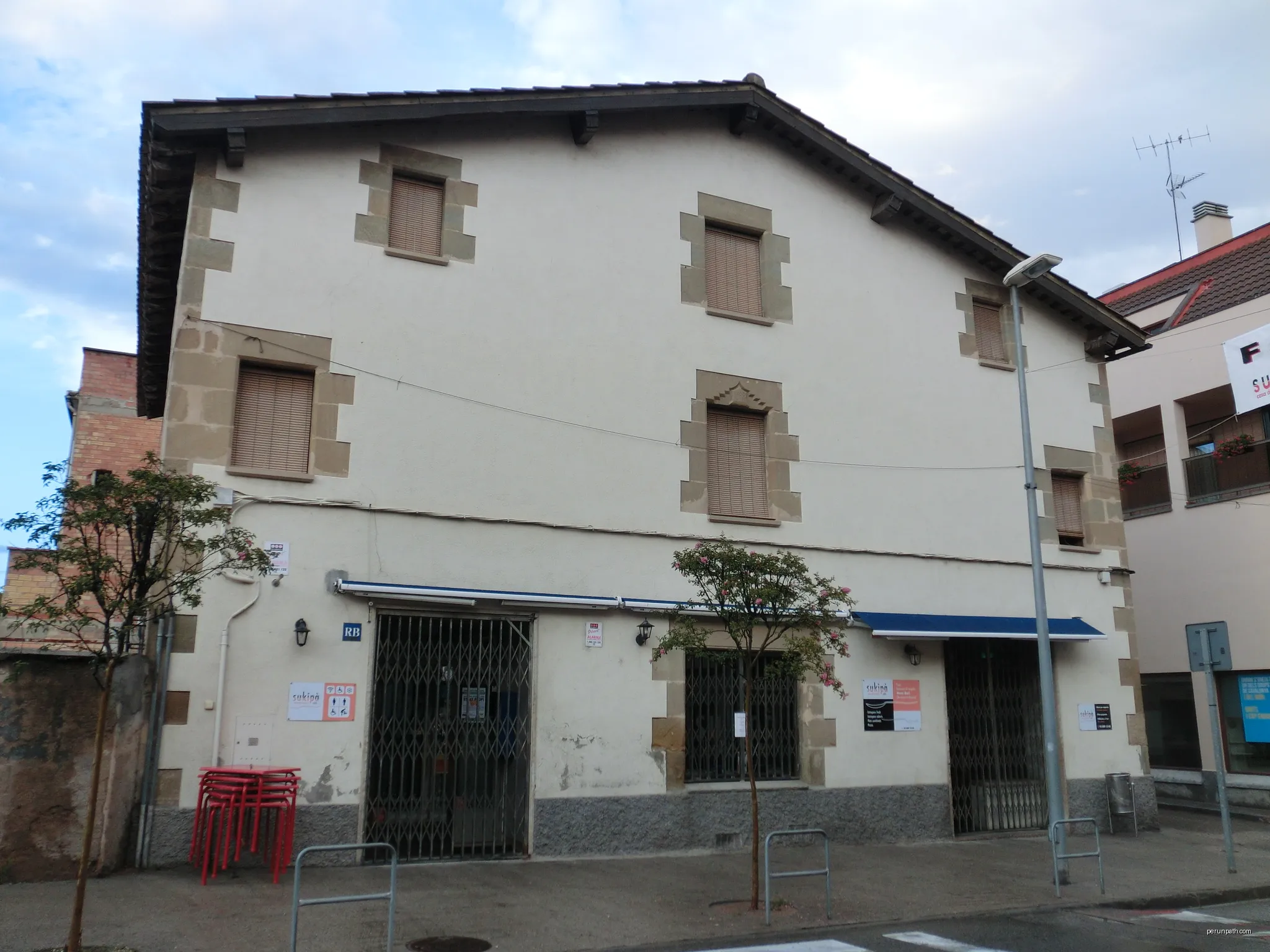 Edifici al carrer Gran, 9 de Calldetenes (Osona, Catalunya) | Autor: Arnaucc | Licencja: CC BY-SA 3.0 es | Źródło: Wikimedia Commons