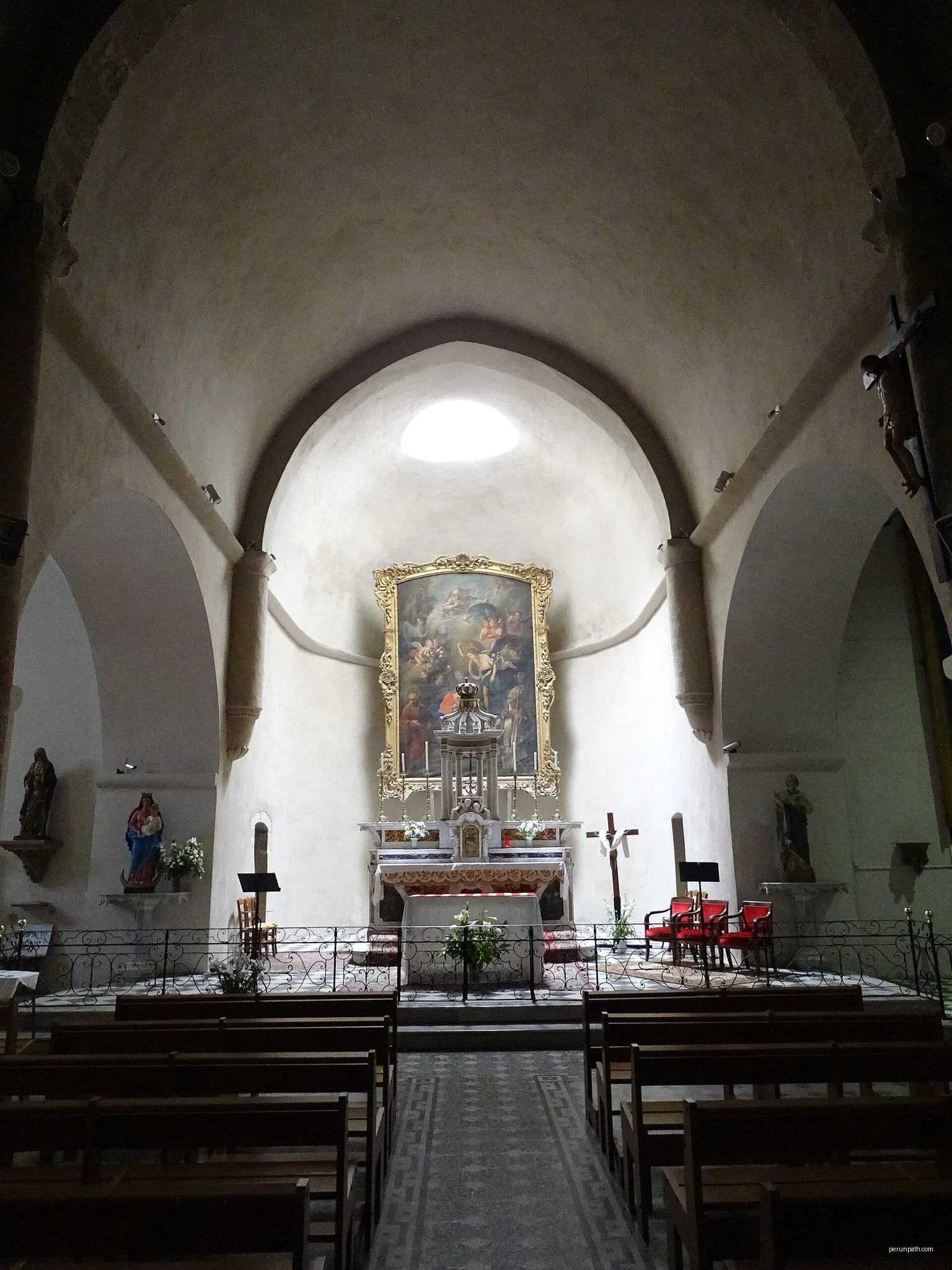 Cœur de l'église de Cotignac (83570) dans le Var (France). | Autor: Froideval67 | Licencja: CC BY-SA 4.0 | Źródło: Wikimedia Commons