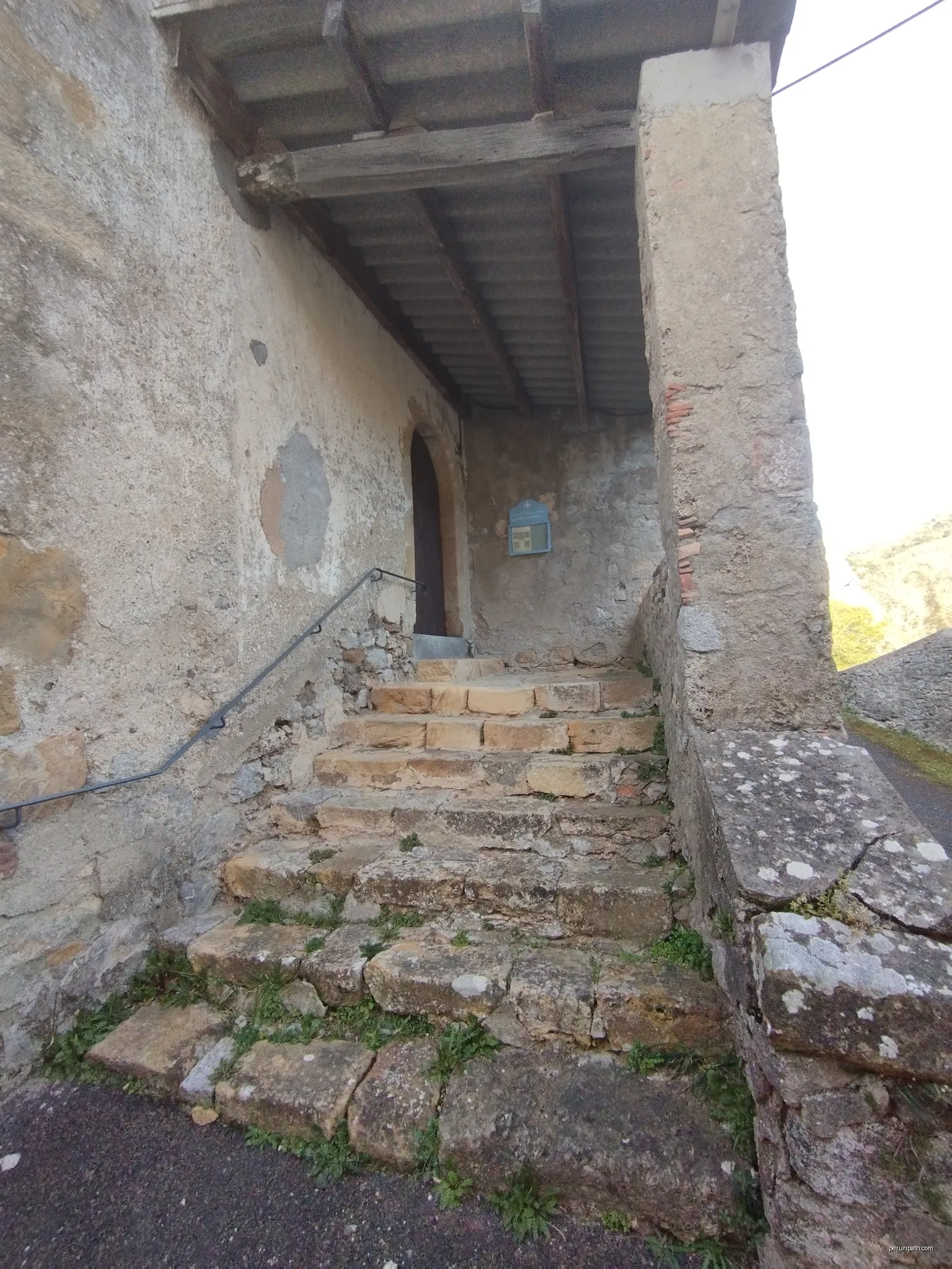 Église Sainte-Marie d'Auriac - porche d'entrée | Autor: TeulièreEric | Licencja: CC BY-SA 4.0 | Źródło: Wikimedia Commons