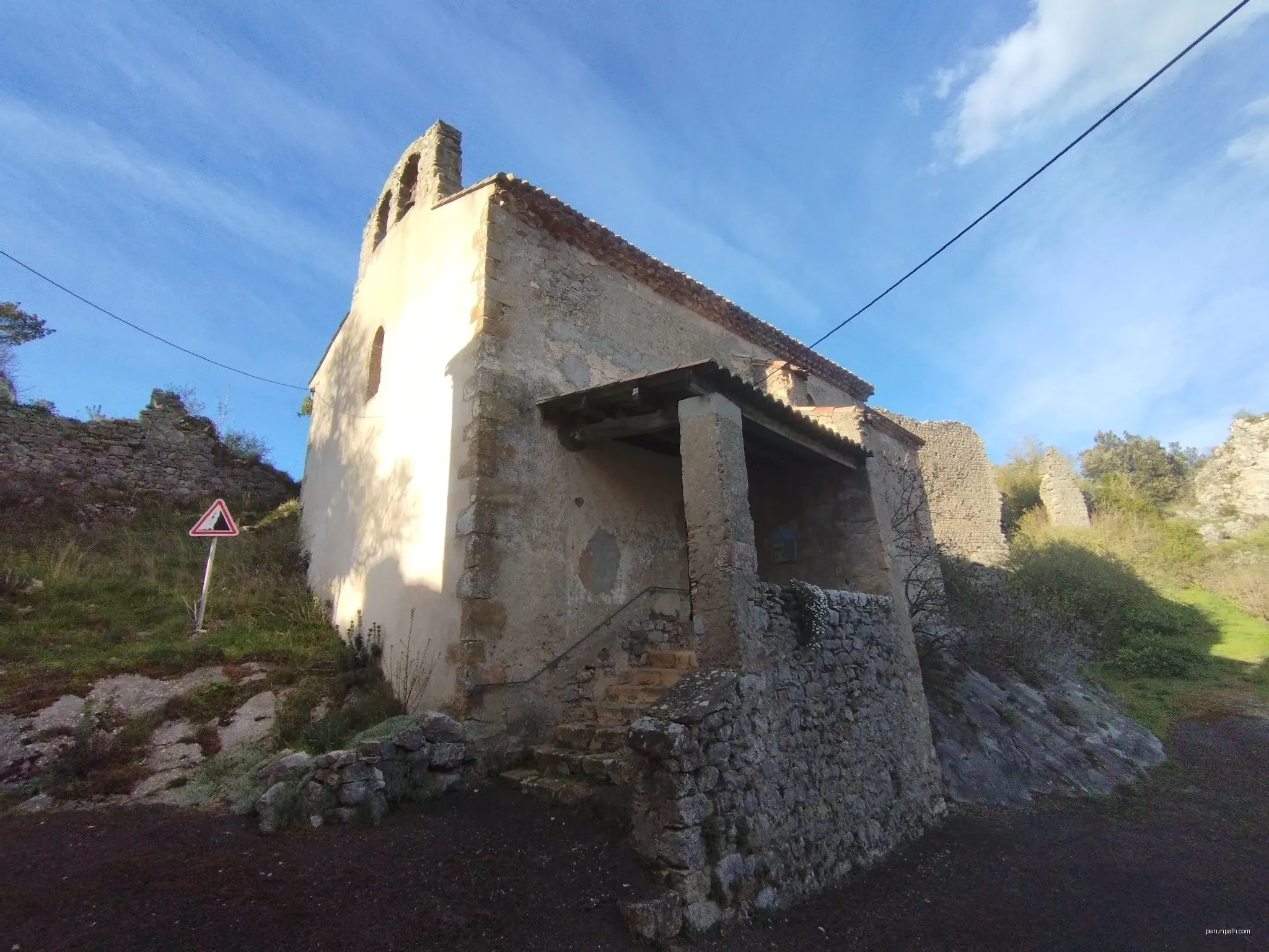 Église Sainte-Marie d'Auriac - vue | Autor: TeulièreEric | Licencja: CC BY-SA 4.0 | Źródło: Wikimedia Commons