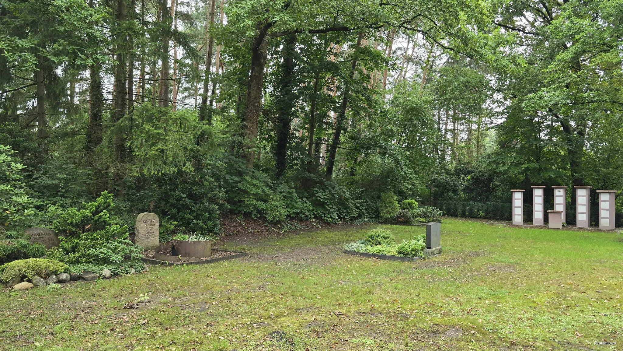 Flüchtige Momentaufnahme von einer Situation auf dem Friedhof Resse in der Wedemark ... | Autor: Bernd Schwabe | Licencja: CC BY-SA 4.0 | Źródło: Wikimedia Commons