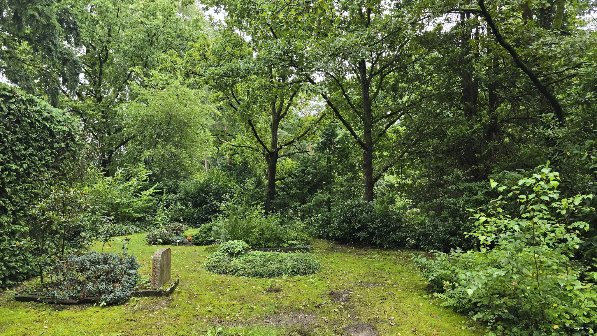 Flüchtige Momentaufnahme von einer Situation auf dem Friedhof Resse in der Wedemark ... | Autor: Bernd Schwabe | Licencja: CC BY-SA 4.0 | Źródło: Wikimedia Commons