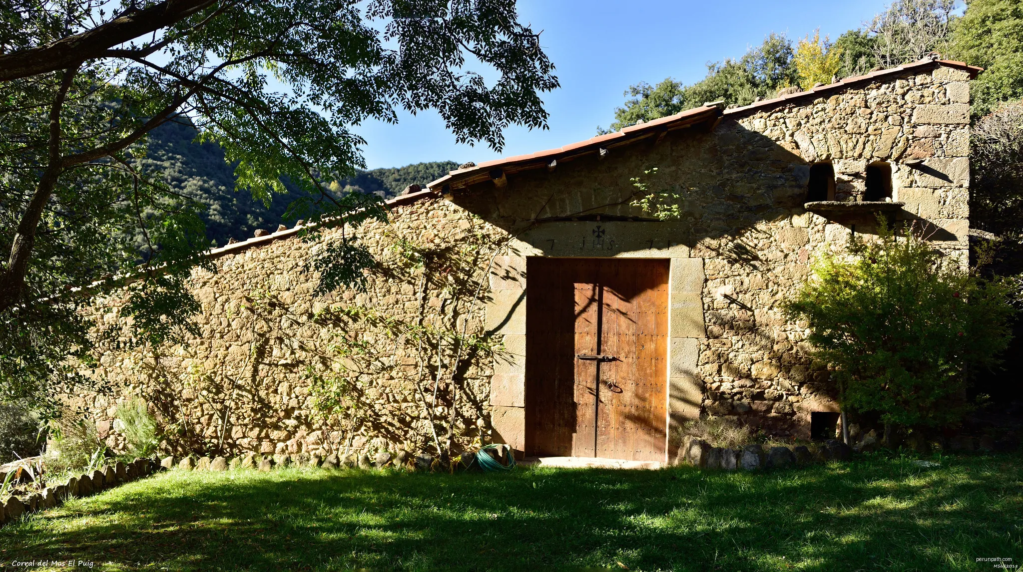 Corral del Mas Puig (la Vall de Bianya) | Autor: Miquel Solé | Licencja: CC BY-SA 4.0 | Źródło: Wikimedia Commons