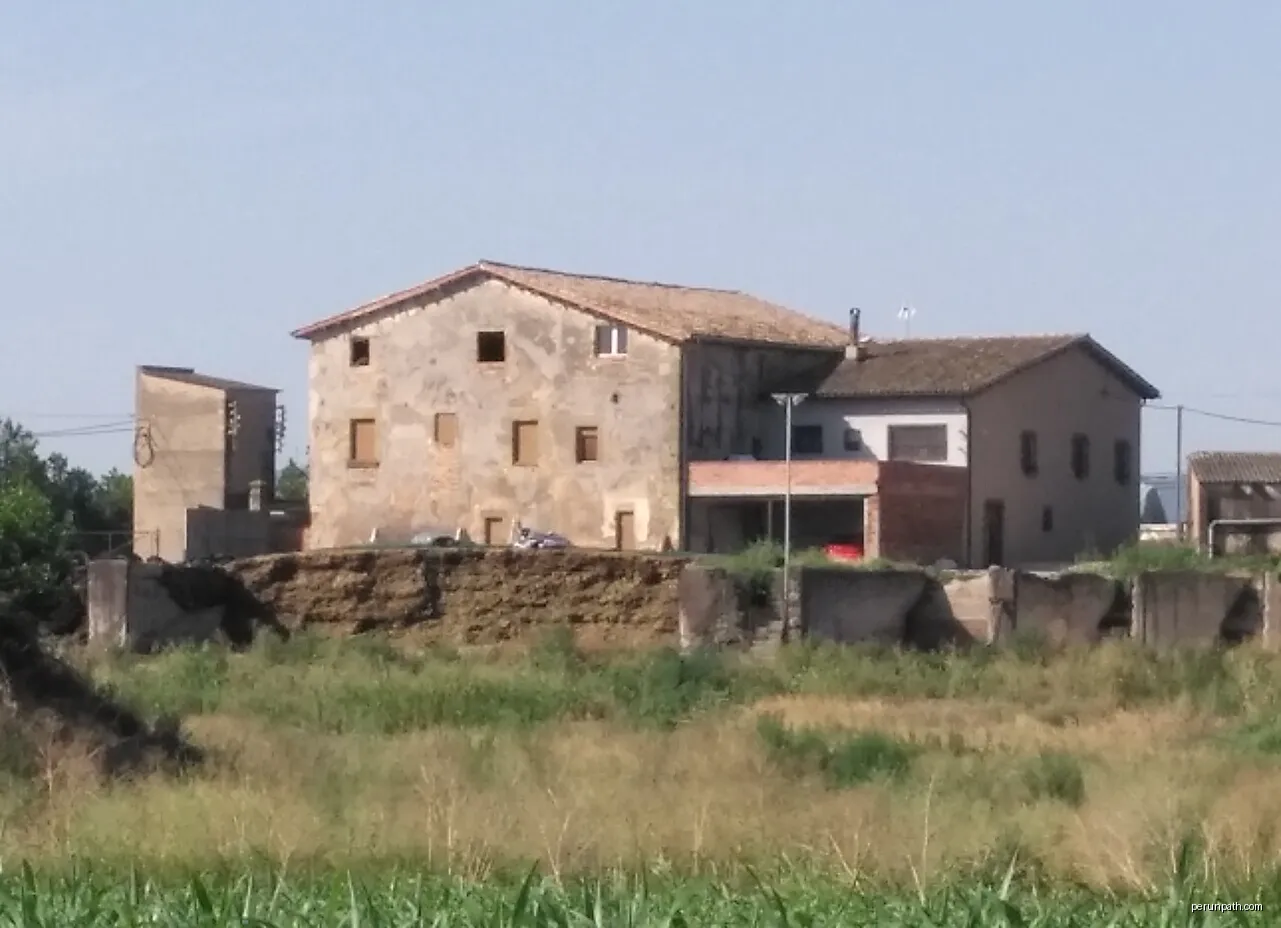 Masia de planta rectangular de Folgueroles | Autor: Vilatortina | Licencja: CC BY-SA 4.0 | Źródło: Wikimedia Commons
