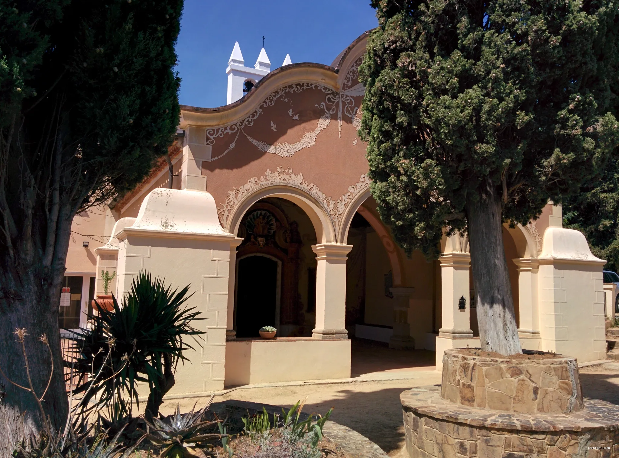 Santuari de la Mare de Déu del Vilar (Blanes) | Autor: Josep Maria Viñolas Esteva | Licencja: CC BY-SA 4.0 | Źródło: Wikimedia Commons