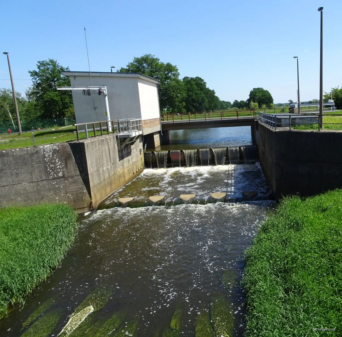Wehr der Schwarzen Elster bei Großkoschen | Autor: Tnemtsoni | Licencja: CC BY-SA 3.0 | Źródło: Wikimedia Commons