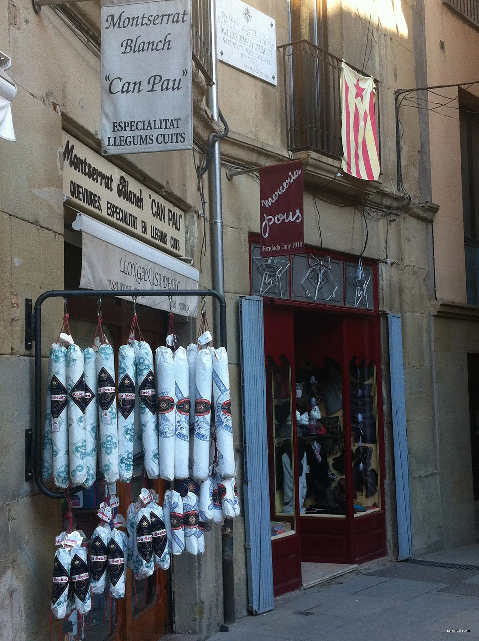Embutits. Vic. Osona. Catalonian Flags- | Autor: Otger Cataló | Licencja: CC BY 3.0 | Źródło: Wikimedia Commons